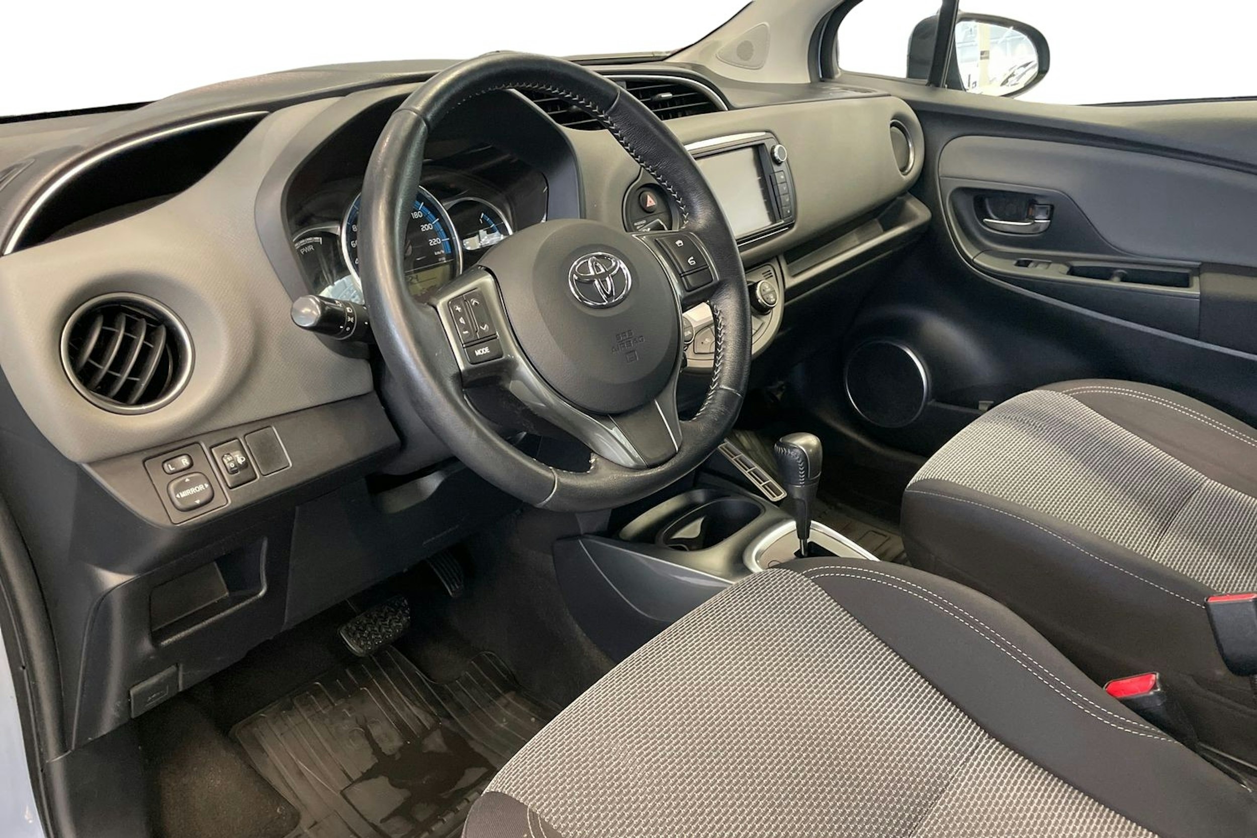 Sininen Toyota Yaris 2015 kuva 7.