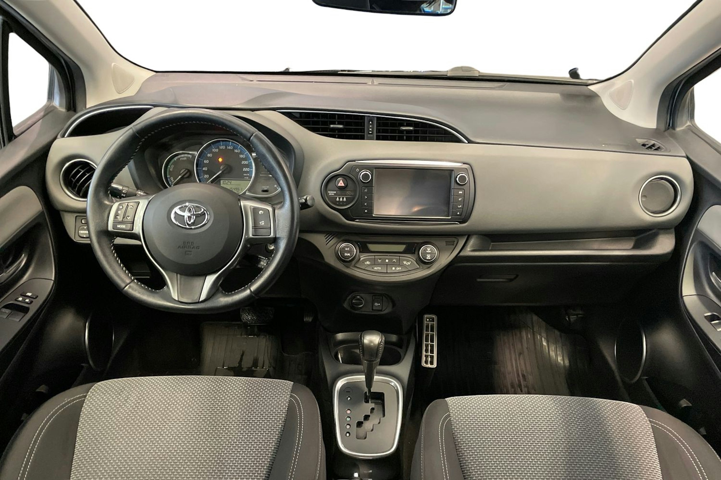Sininen Toyota Yaris 2015 kuva 9.