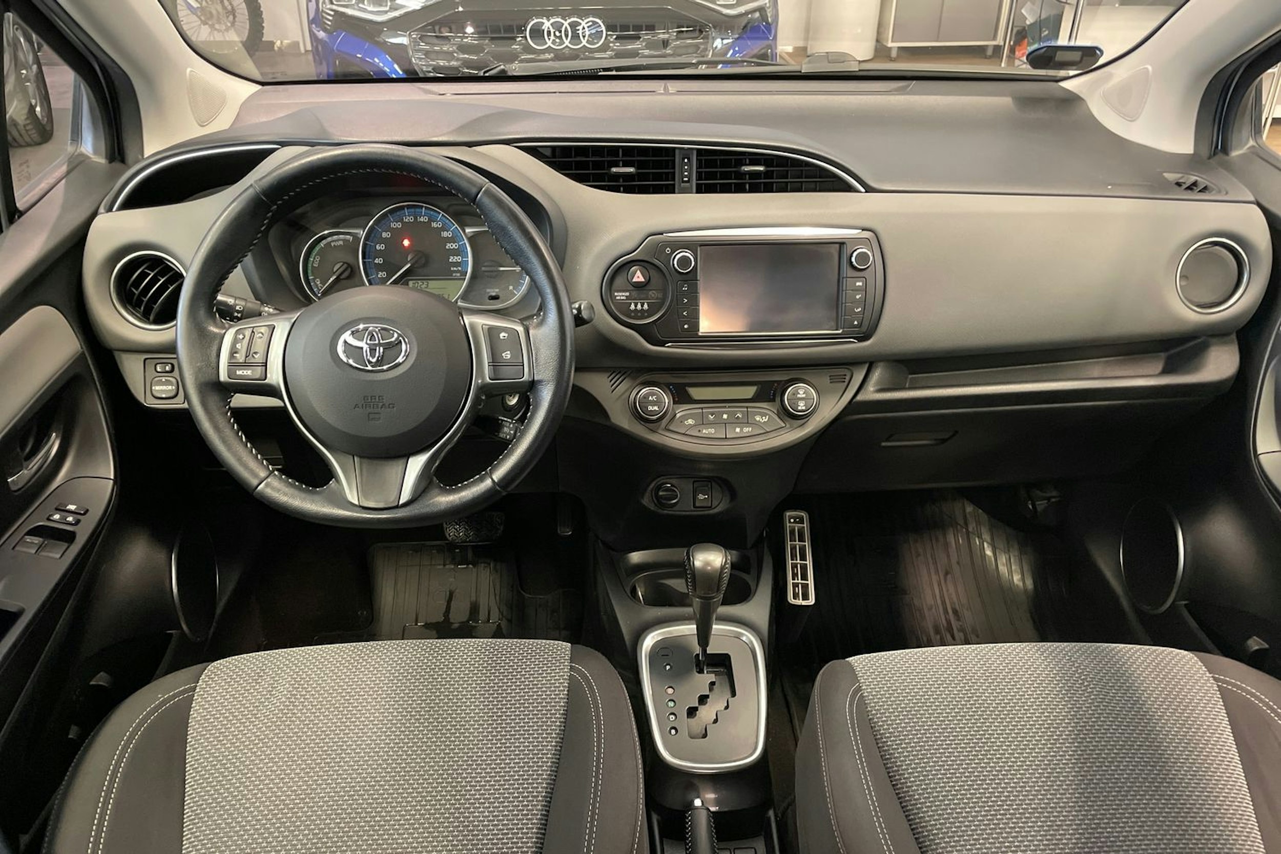 Sininen Toyota Yaris 2015 kuva 15.