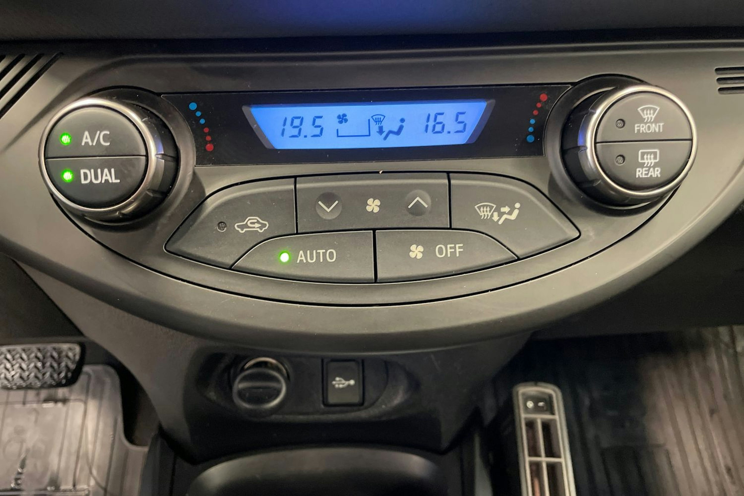 Sininen Toyota Yaris 2015 kuva 16.