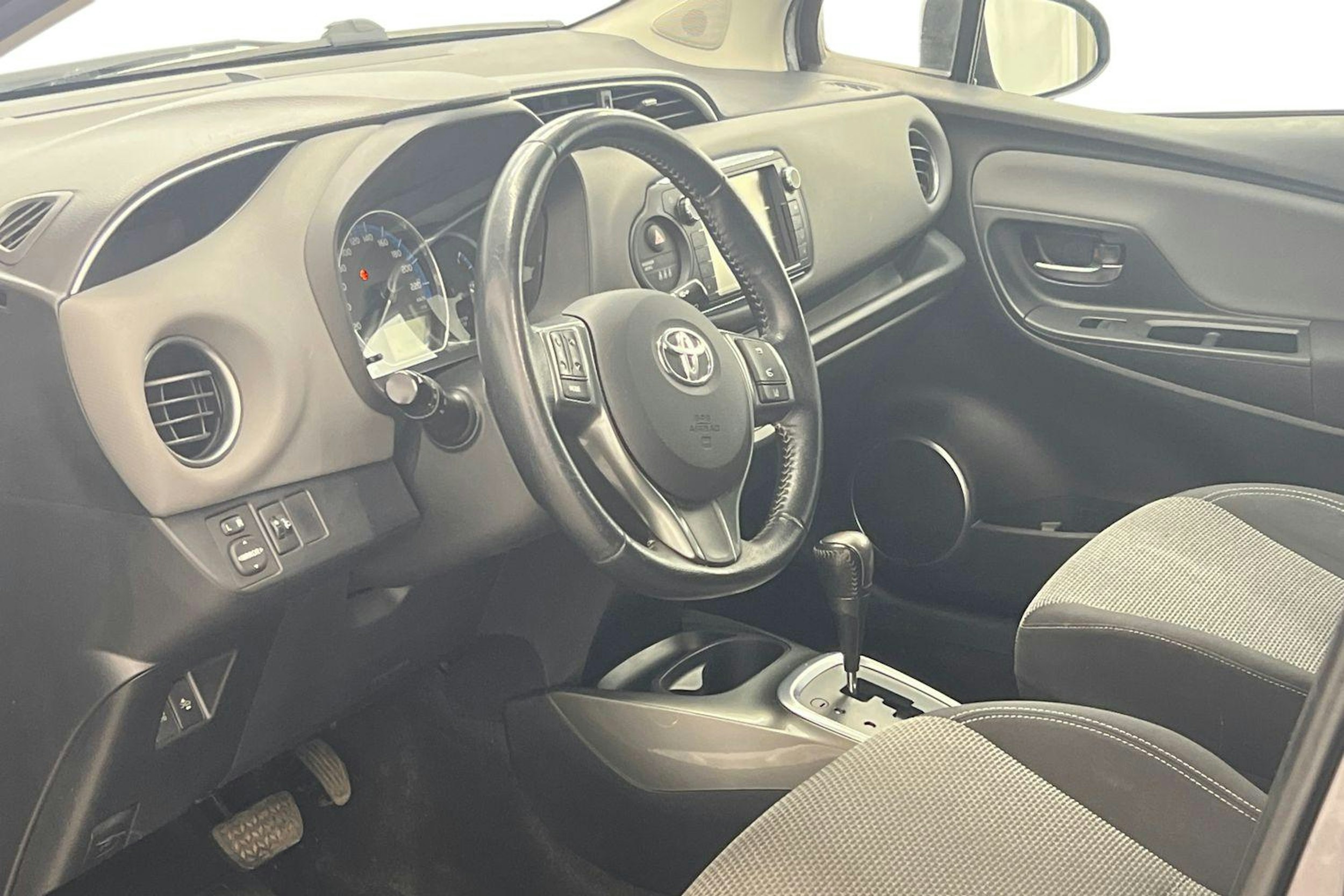 Harmaa Toyota Yaris 2015 kuva 6.