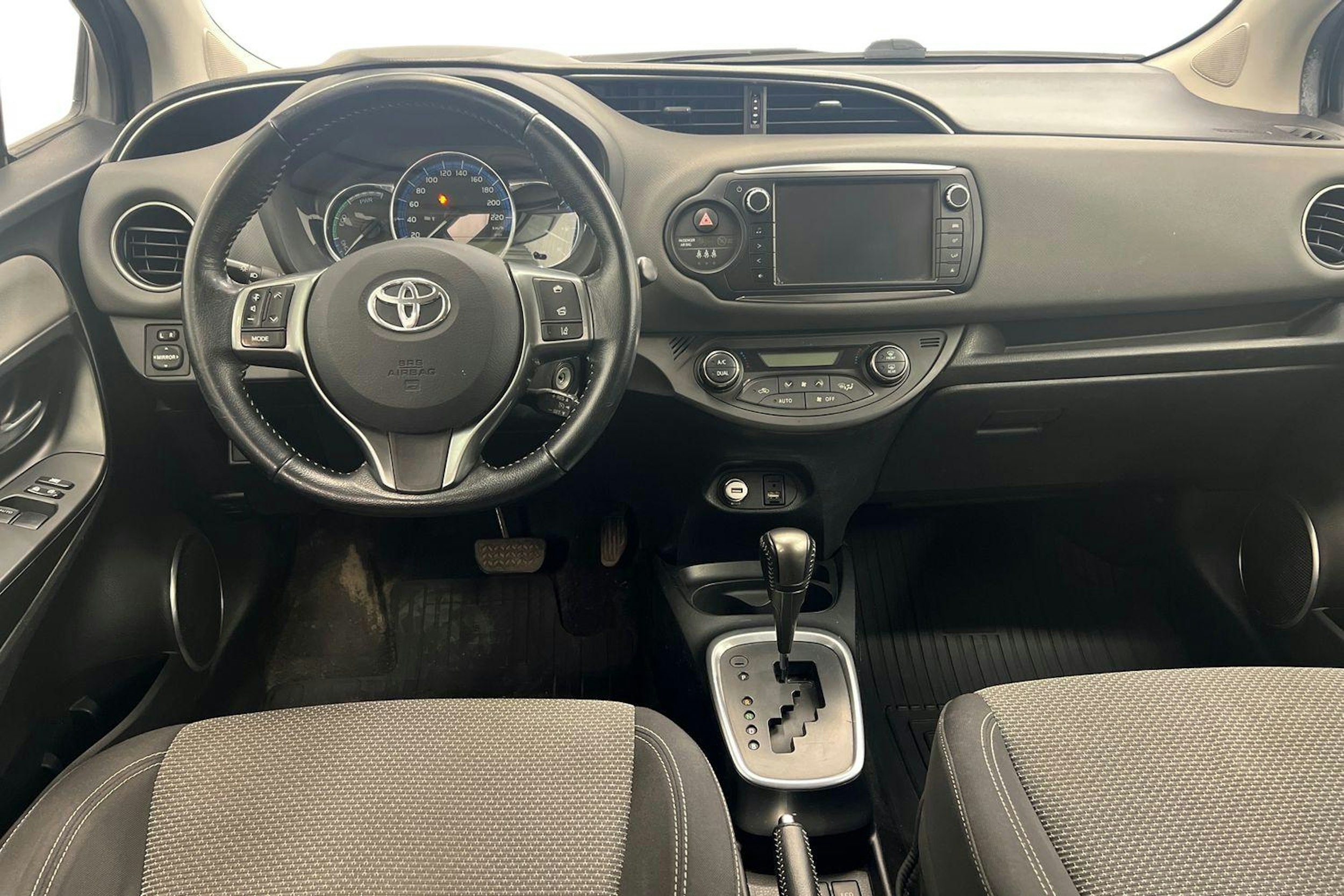 Harmaa Toyota Yaris 2015 kuva 7.