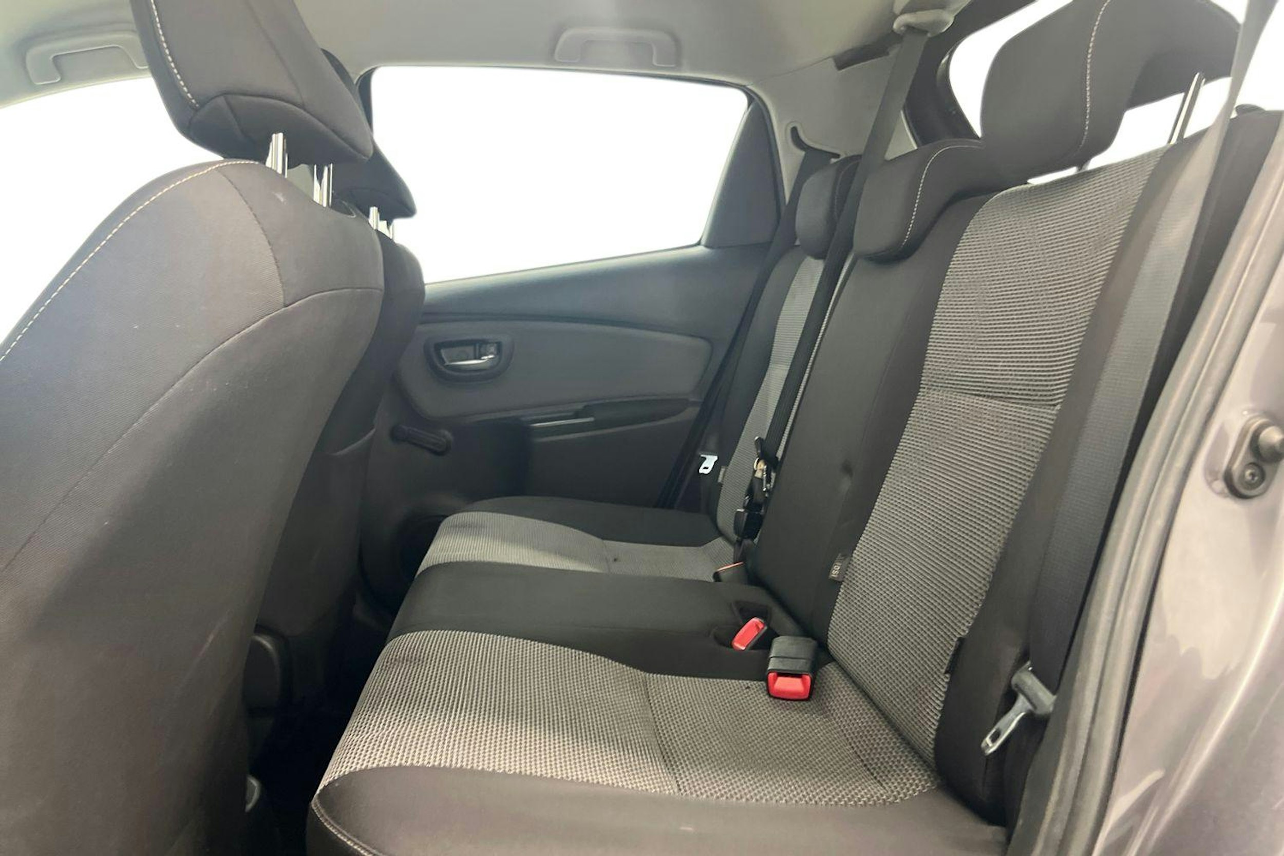 Harmaa Toyota Yaris 2015 kuva 8.