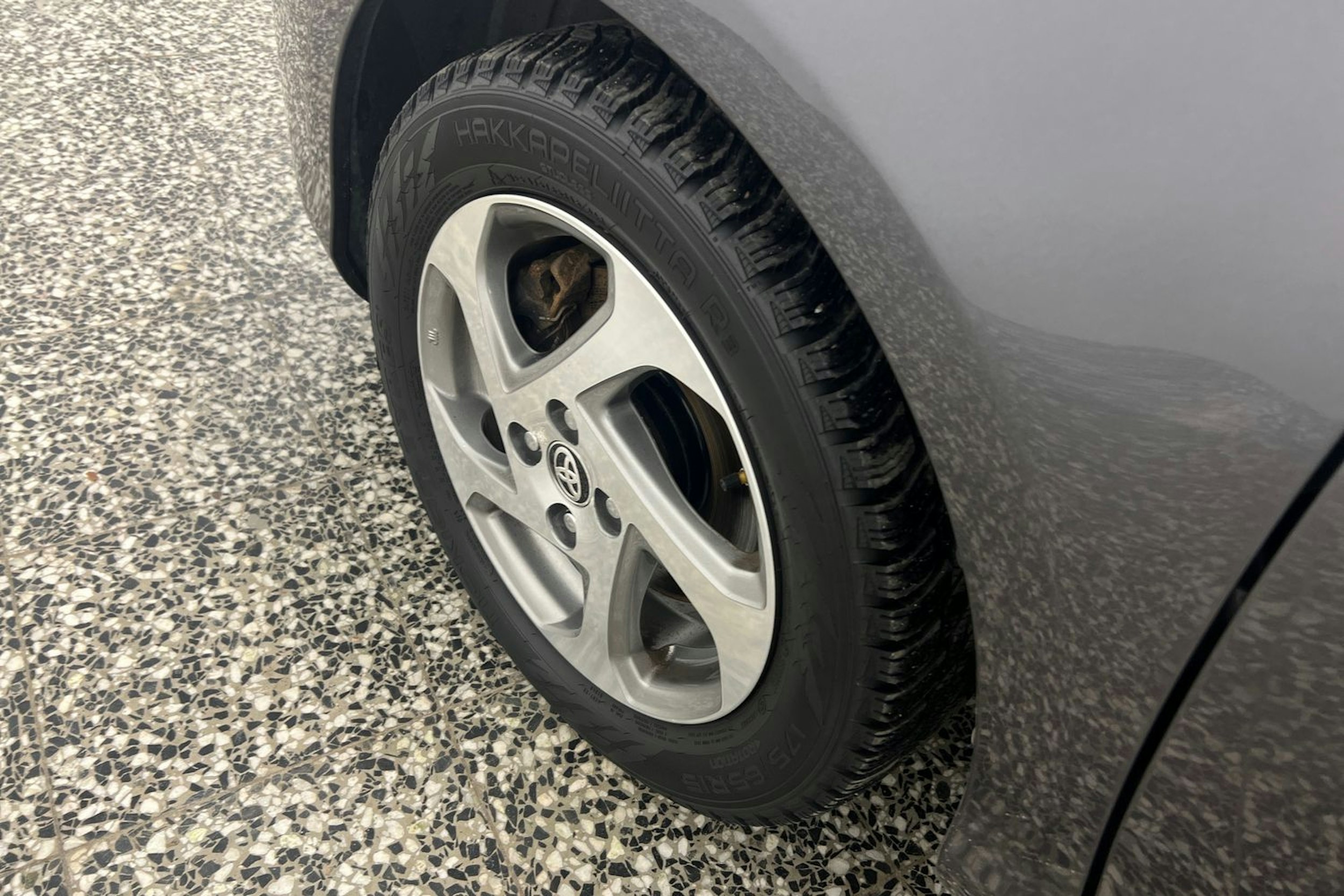 Harmaa Toyota Yaris 2015 kuva 10.