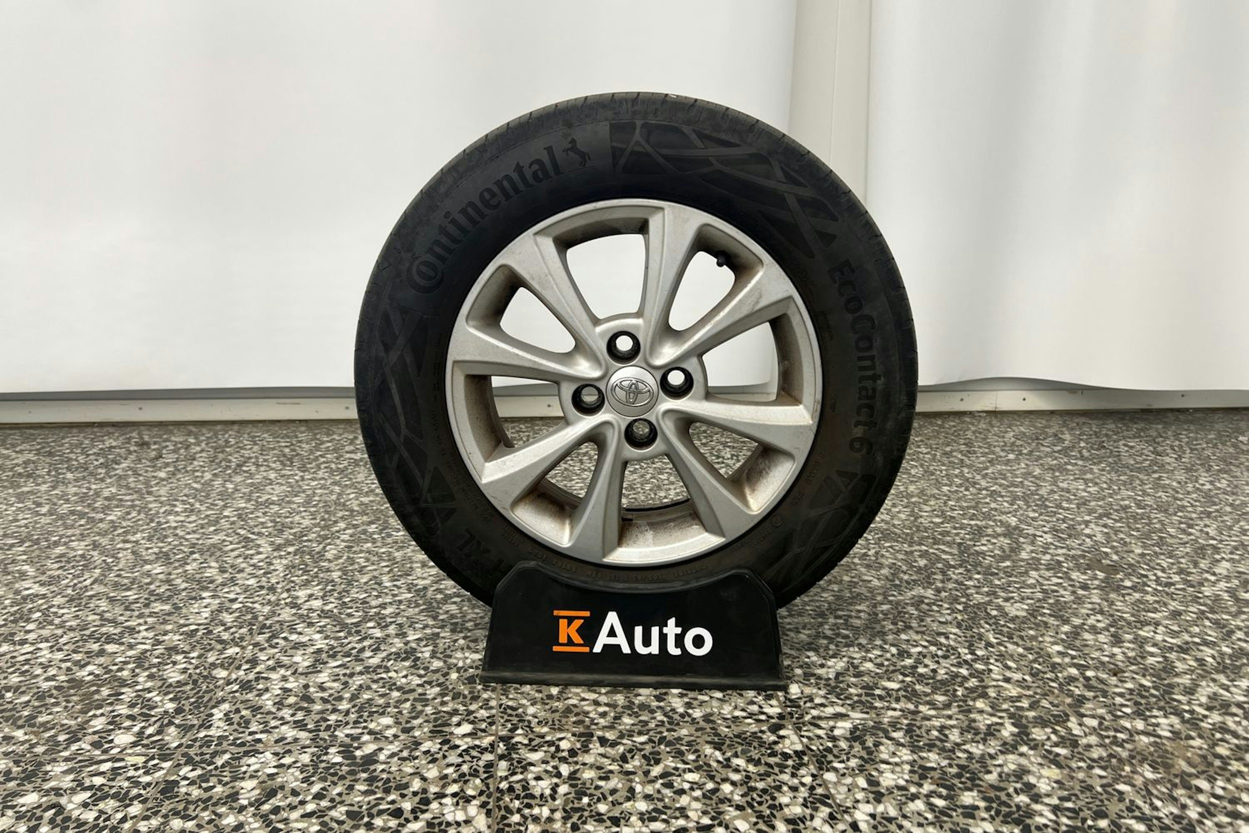 Harmaa Toyota Yaris 2015 kuva 11.