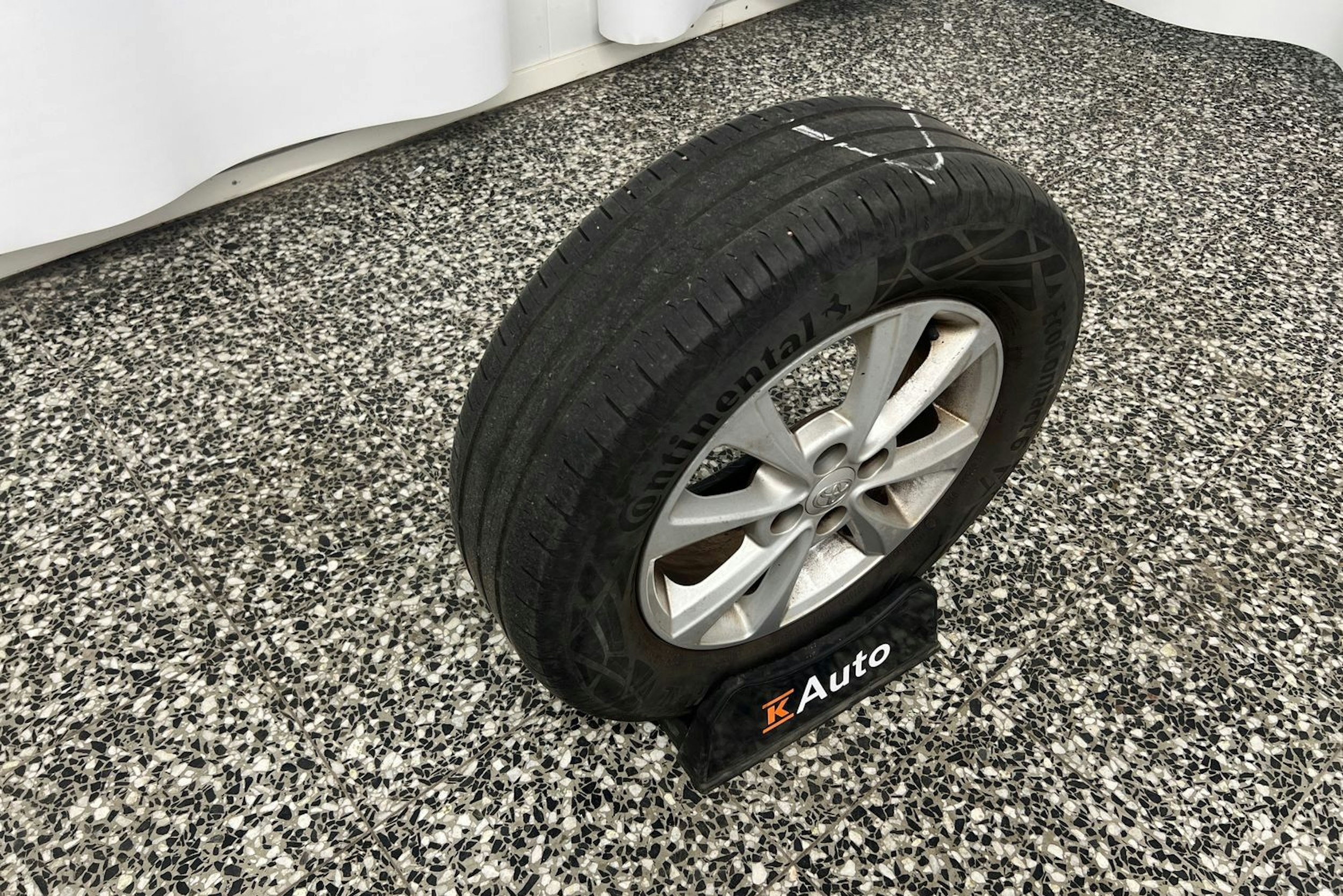 Harmaa Toyota Yaris 2015 kuva 12.