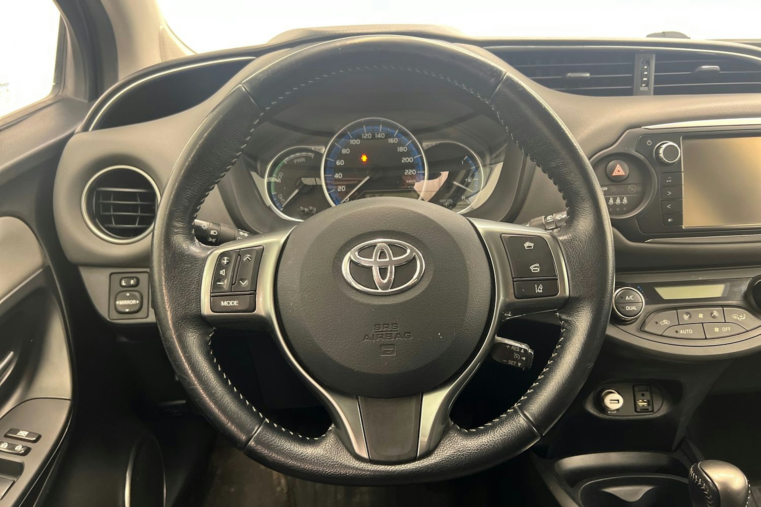 Harmaa Toyota Yaris 2015 kuva 13.