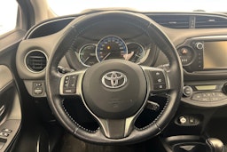 Harmaa Toyota Yaris 2015 kuva 13.
