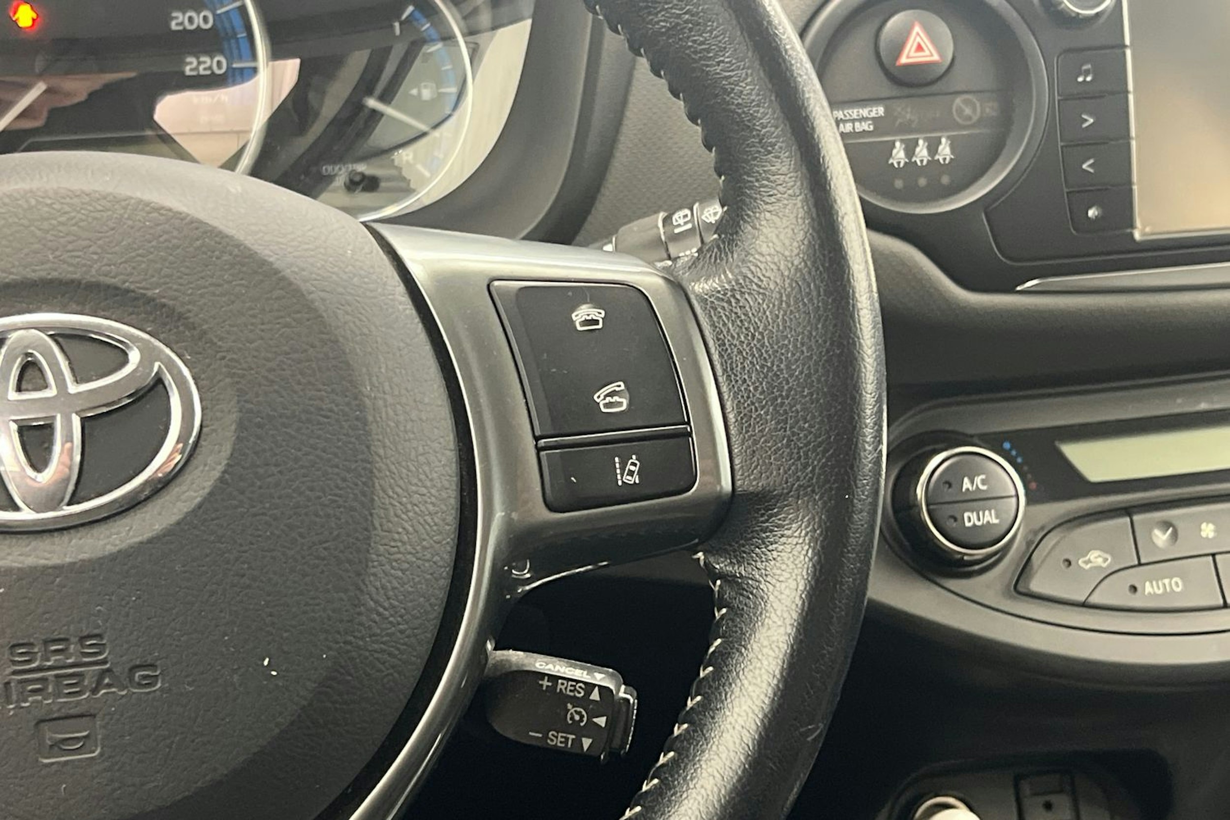 Harmaa Toyota Yaris 2015 kuva 14.