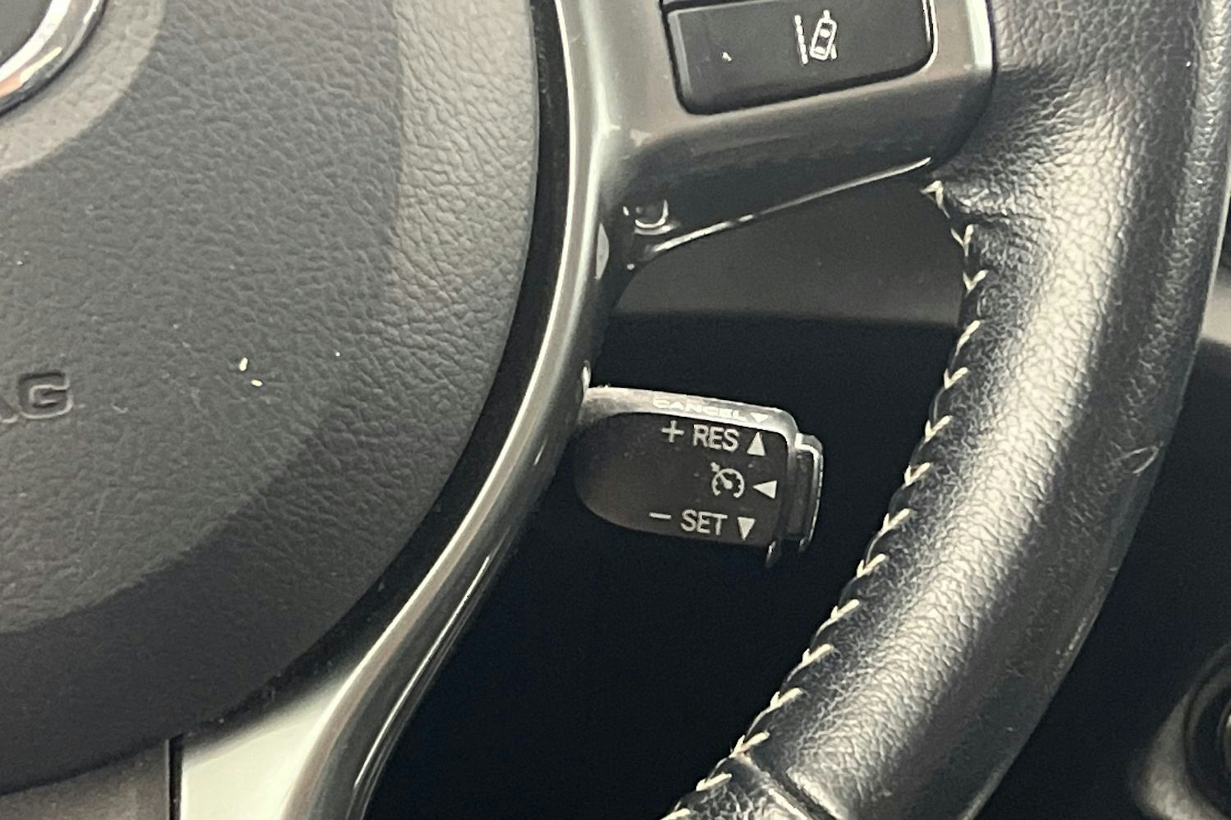 Harmaa Toyota Yaris 2015 kuva 16.