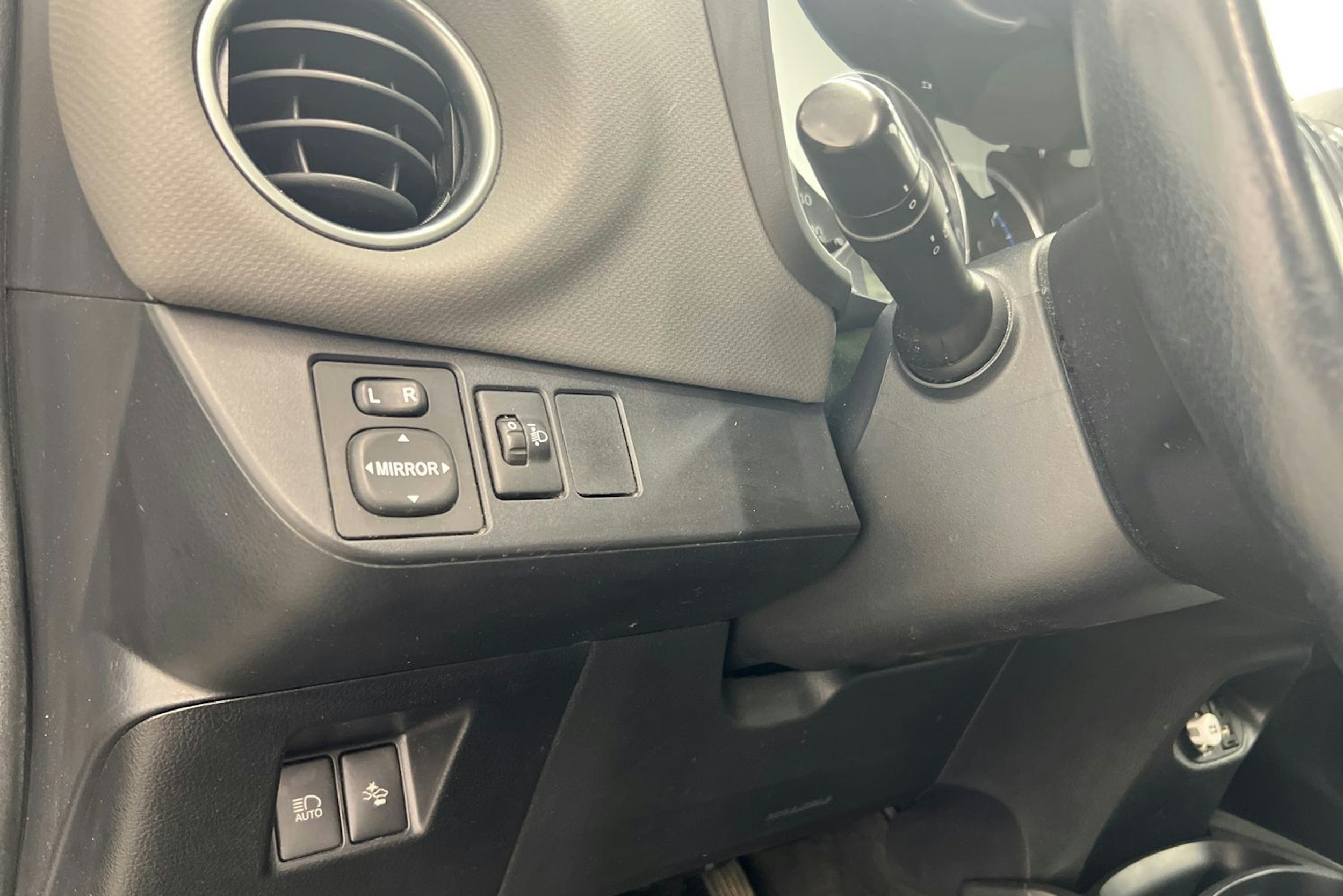 Harmaa Toyota Yaris 2015 kuva 17.