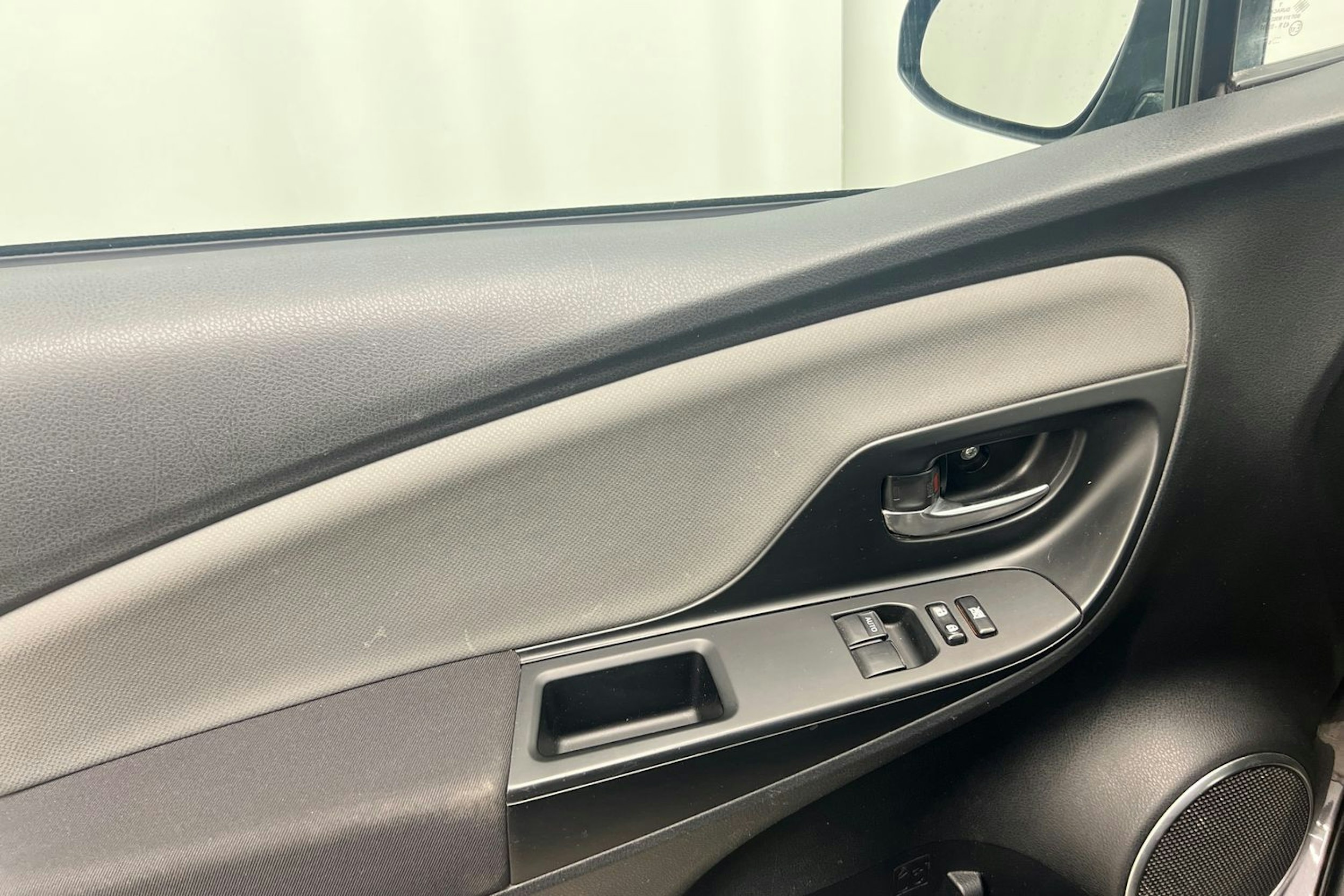 Harmaa Toyota Yaris 2015 kuva 18.