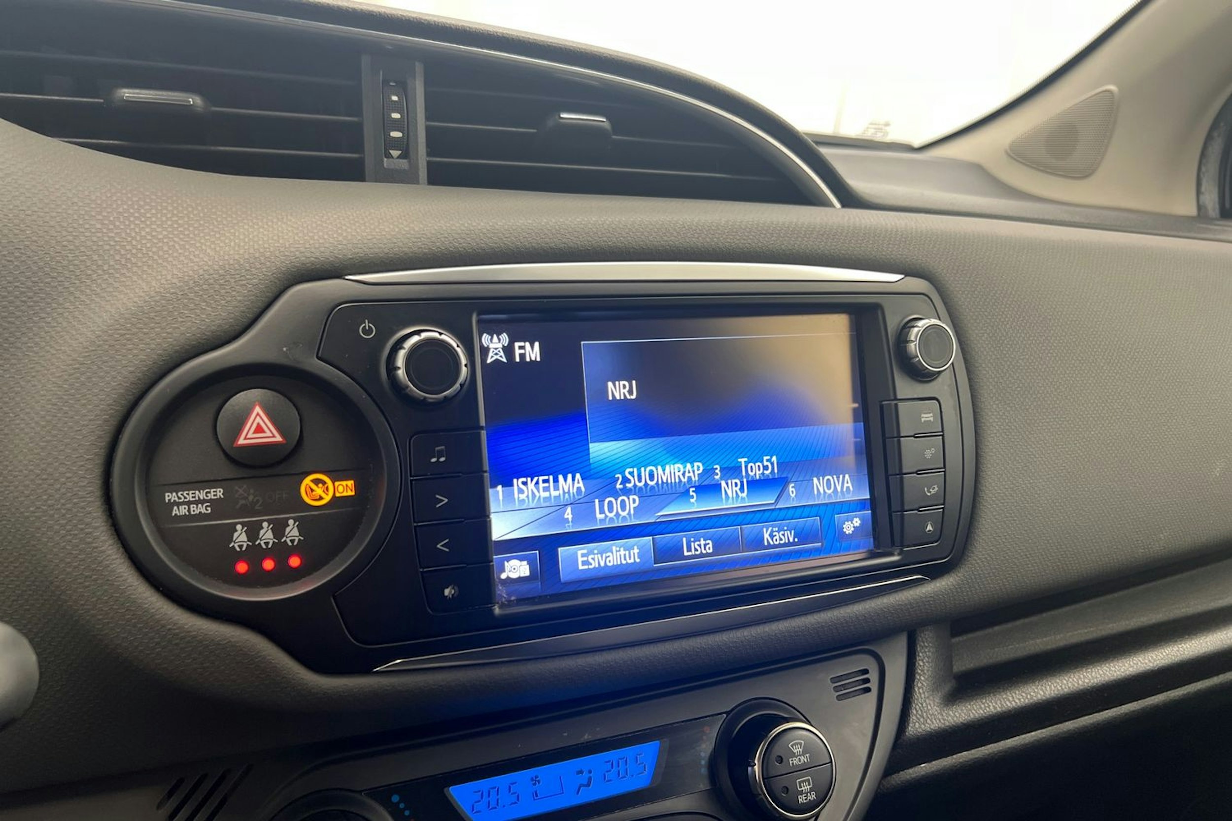 Harmaa Toyota Yaris 2015 kuva 20.