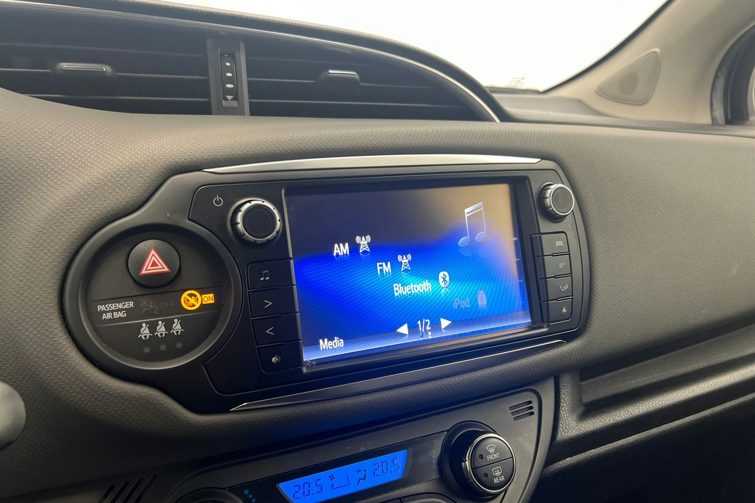 Harmaa Toyota Yaris 2015 kuva 21.