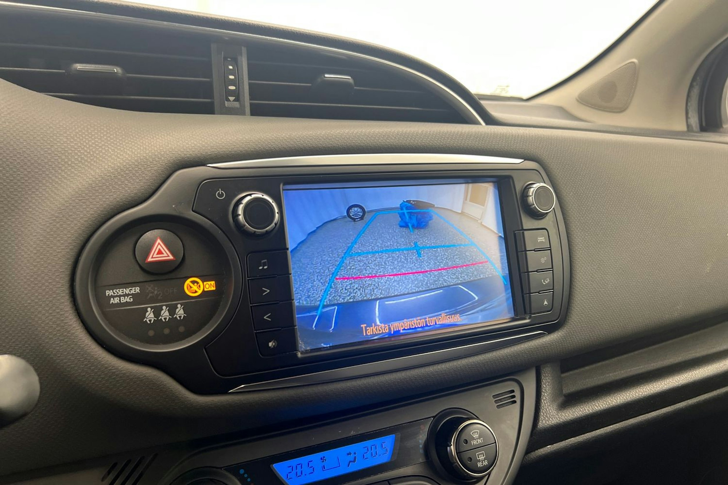 Harmaa Toyota Yaris 2015 kuva 22.