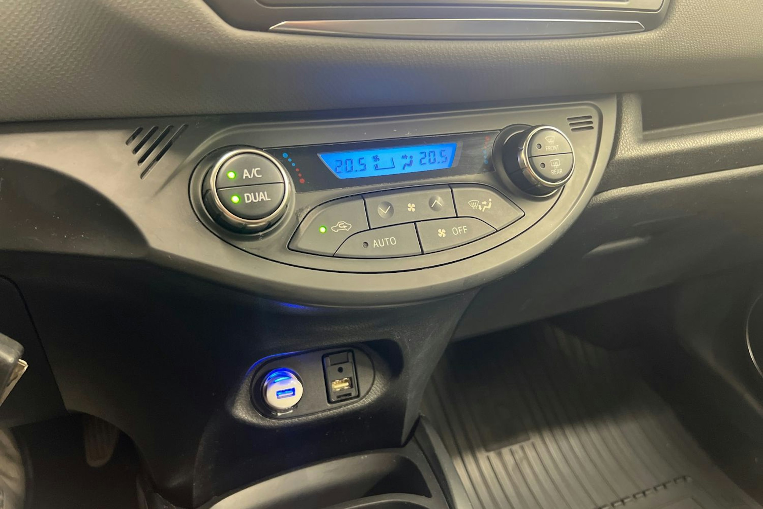 Harmaa Toyota Yaris 2015 kuva 23.