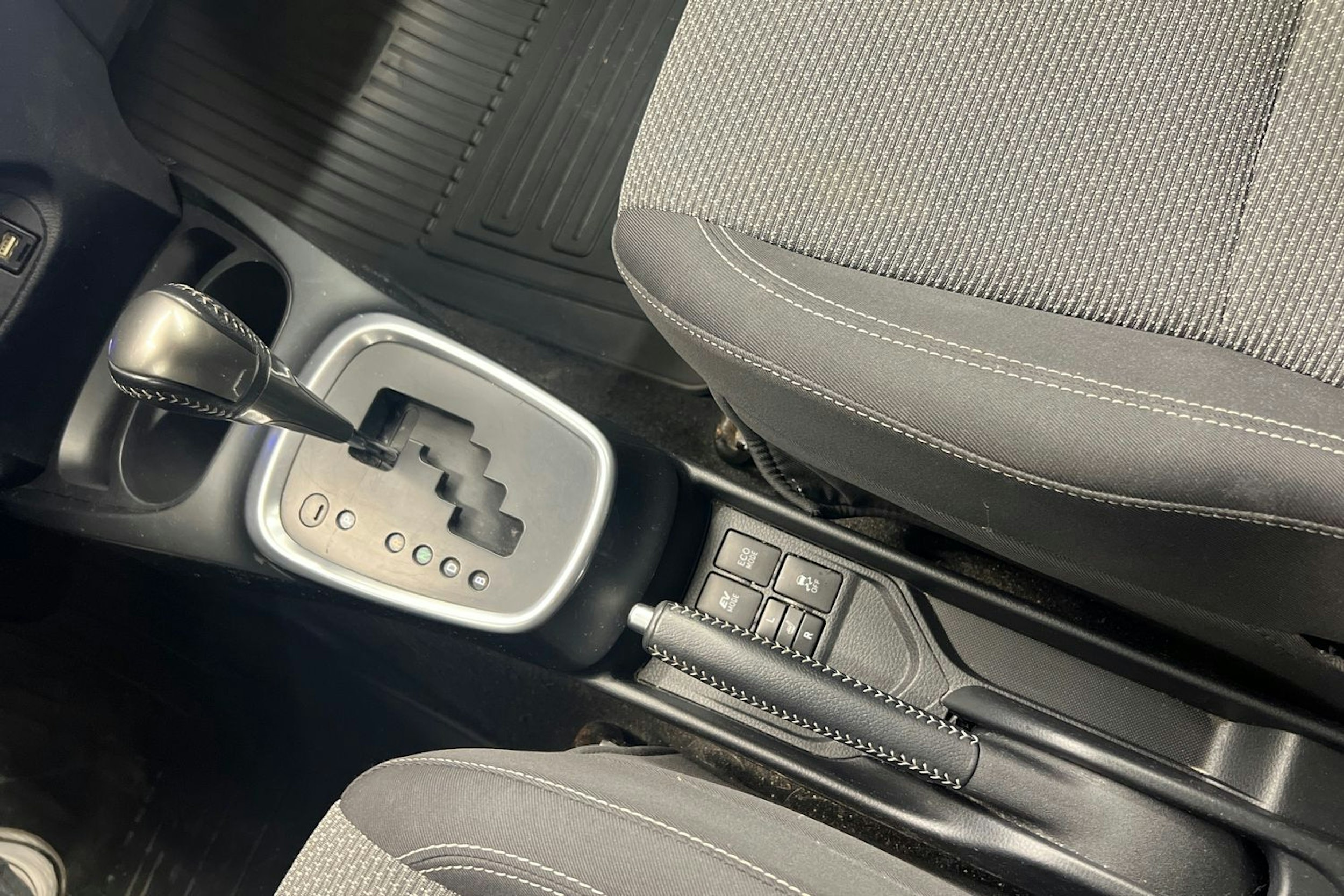 Harmaa Toyota Yaris 2015 kuva 24.