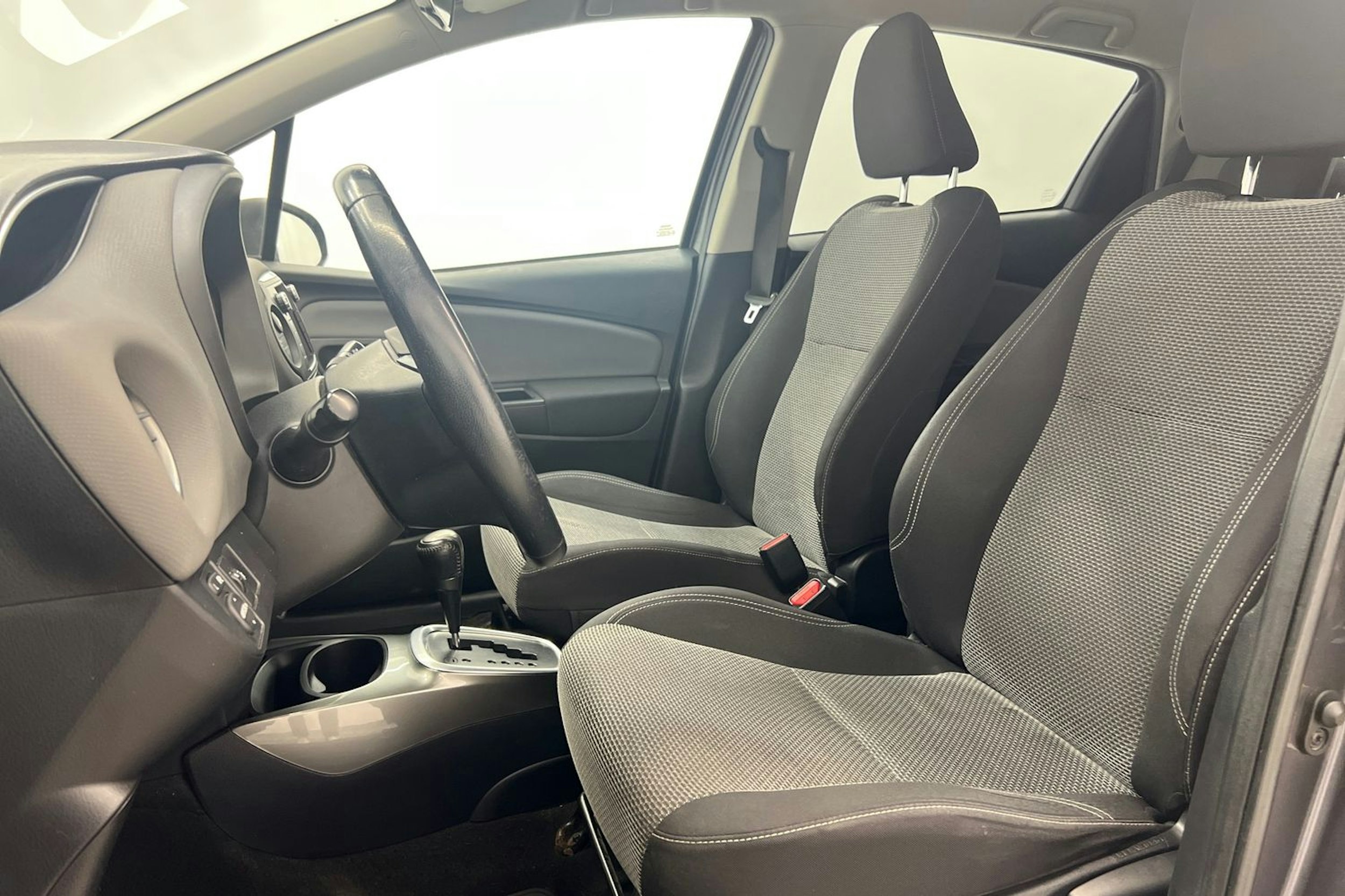 Harmaa Toyota Yaris 2015 kuva 25.