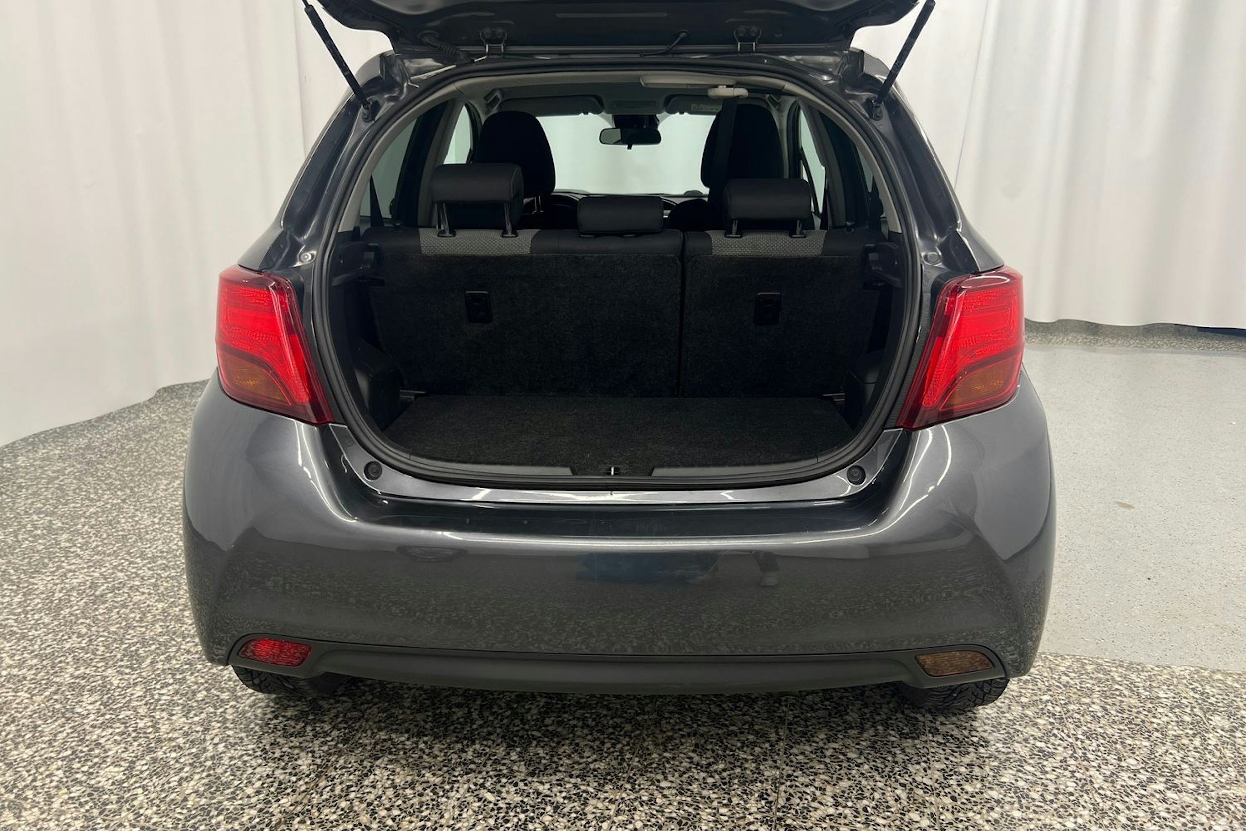 Harmaa Toyota Yaris 2015 kuva 26.