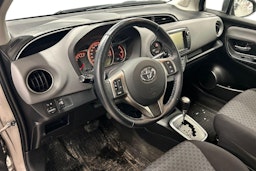 ruskea (beige) Toyota Yaris 2015 kuva 3.