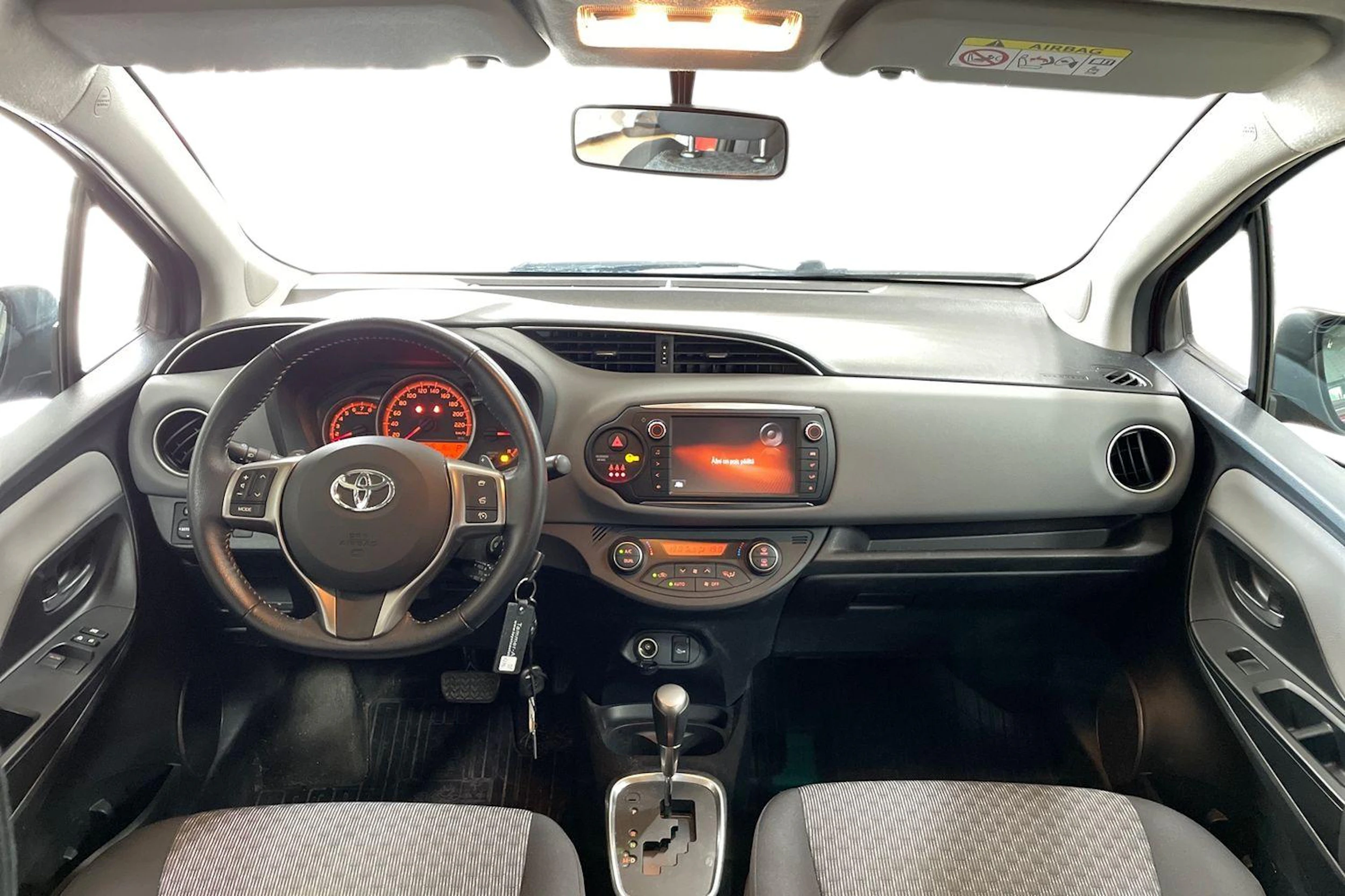 Punainen Toyota Yaris 2015 kuva 7.