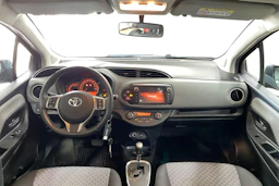 Punainen Toyota Yaris 2015 kuva 7.