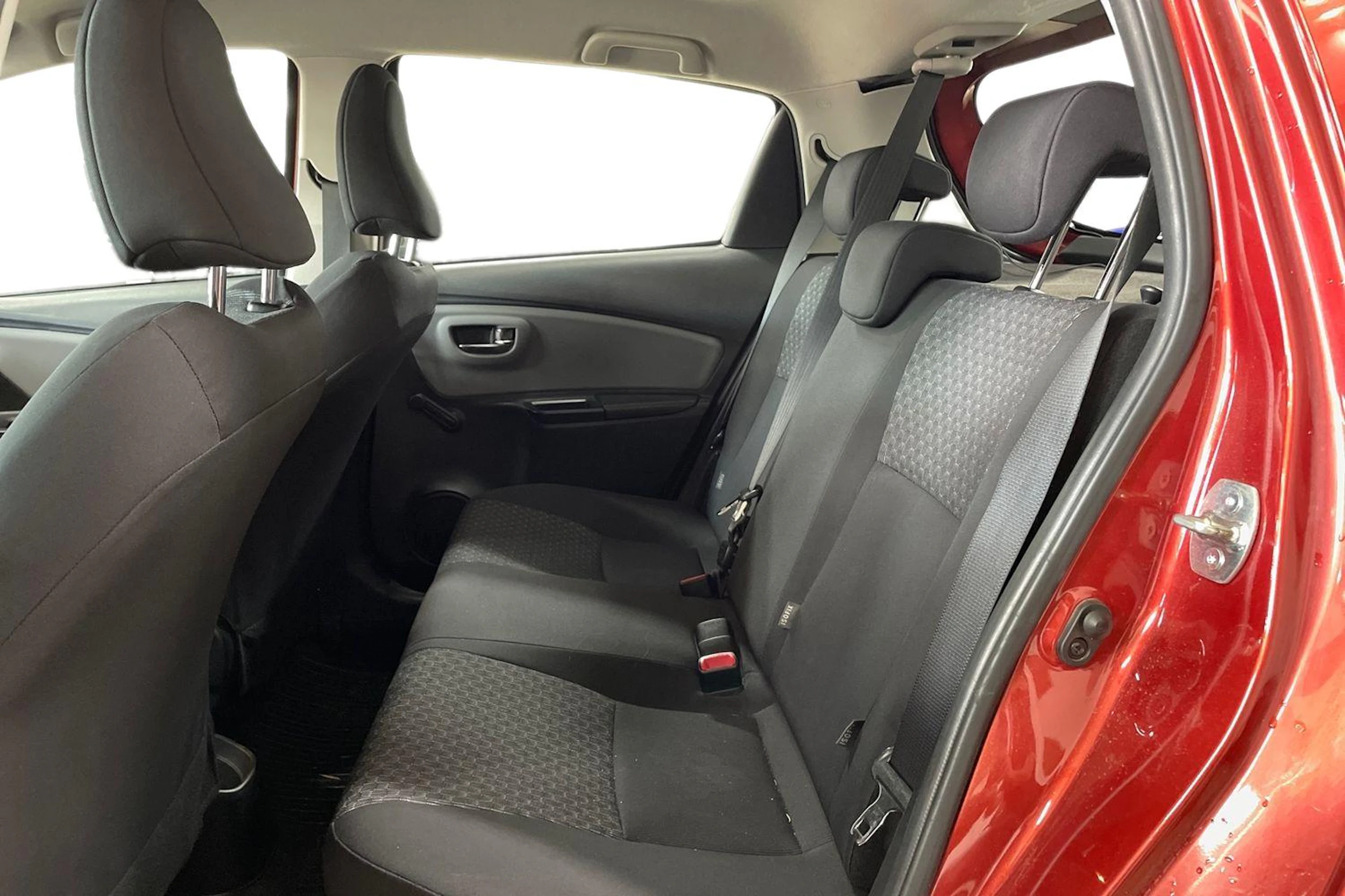 Punainen Toyota Yaris 2015 kuva 8.