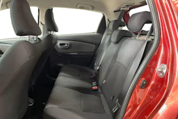 Punainen Toyota Yaris 2015 kuva 8.