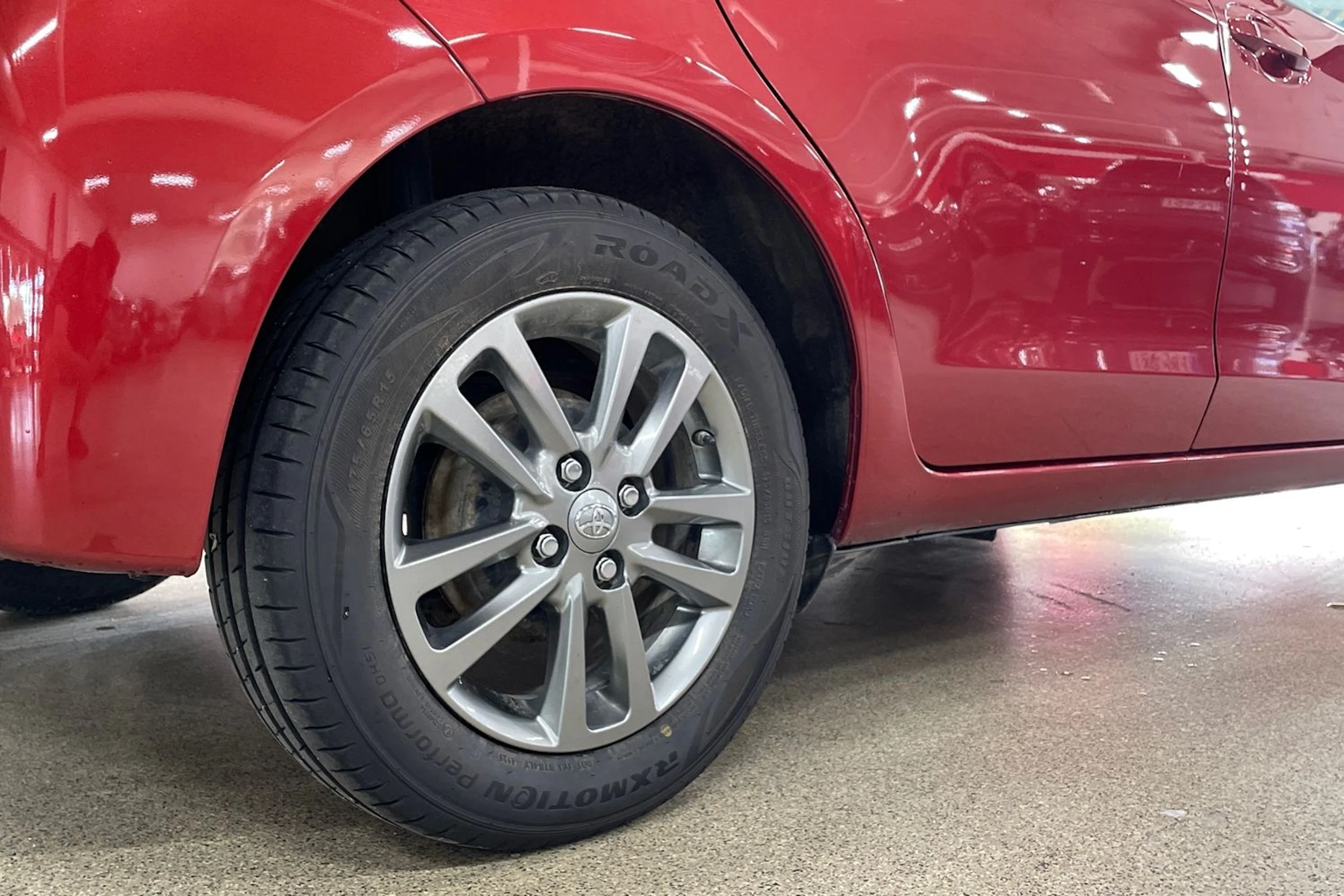 Punainen Toyota Yaris 2015 kuva 10.