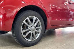 Punainen Toyota Yaris 2015 kuva 10.