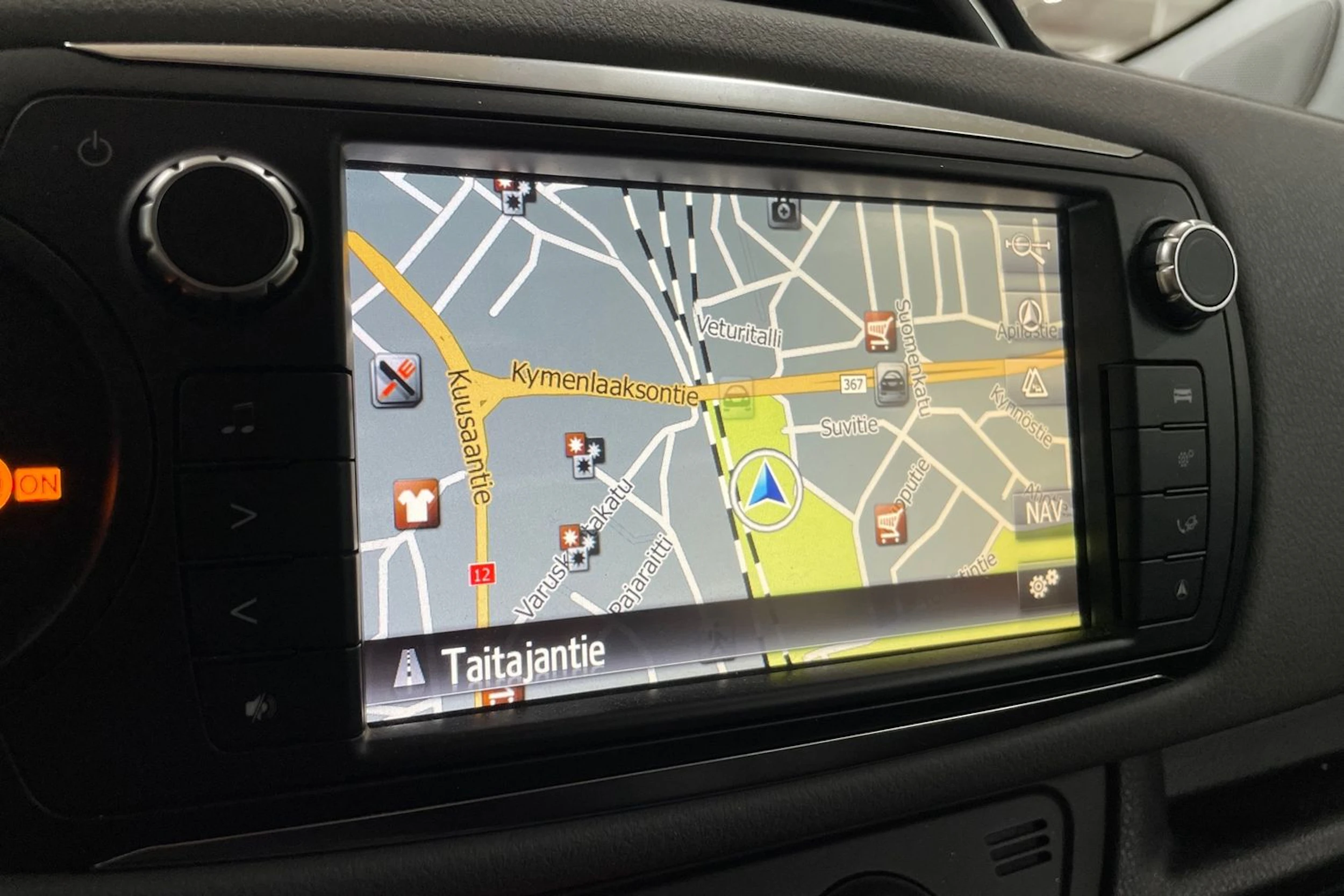 Punainen Toyota Yaris 2015 kuva 11.