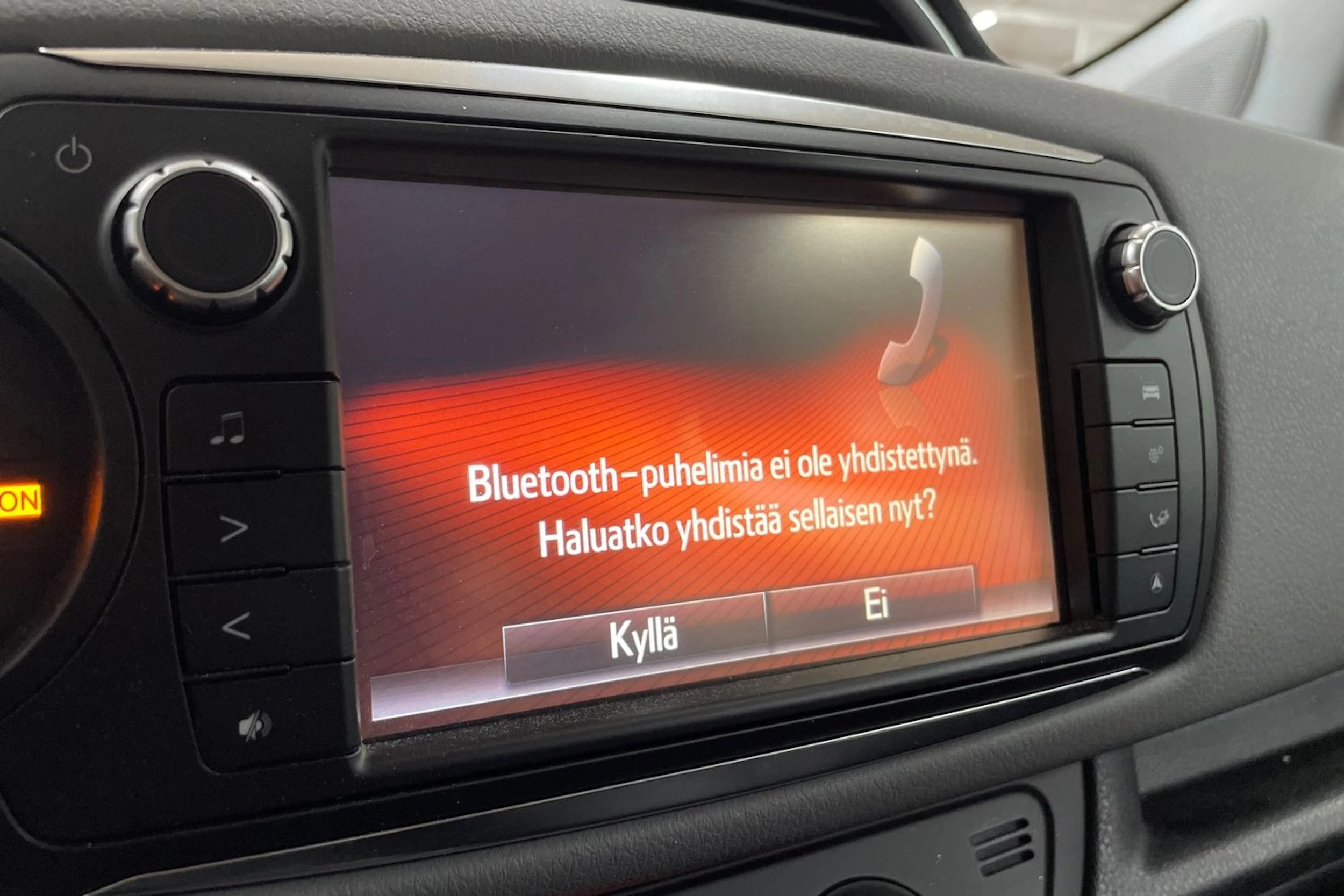 Punainen Toyota Yaris 2015 kuva 13.
