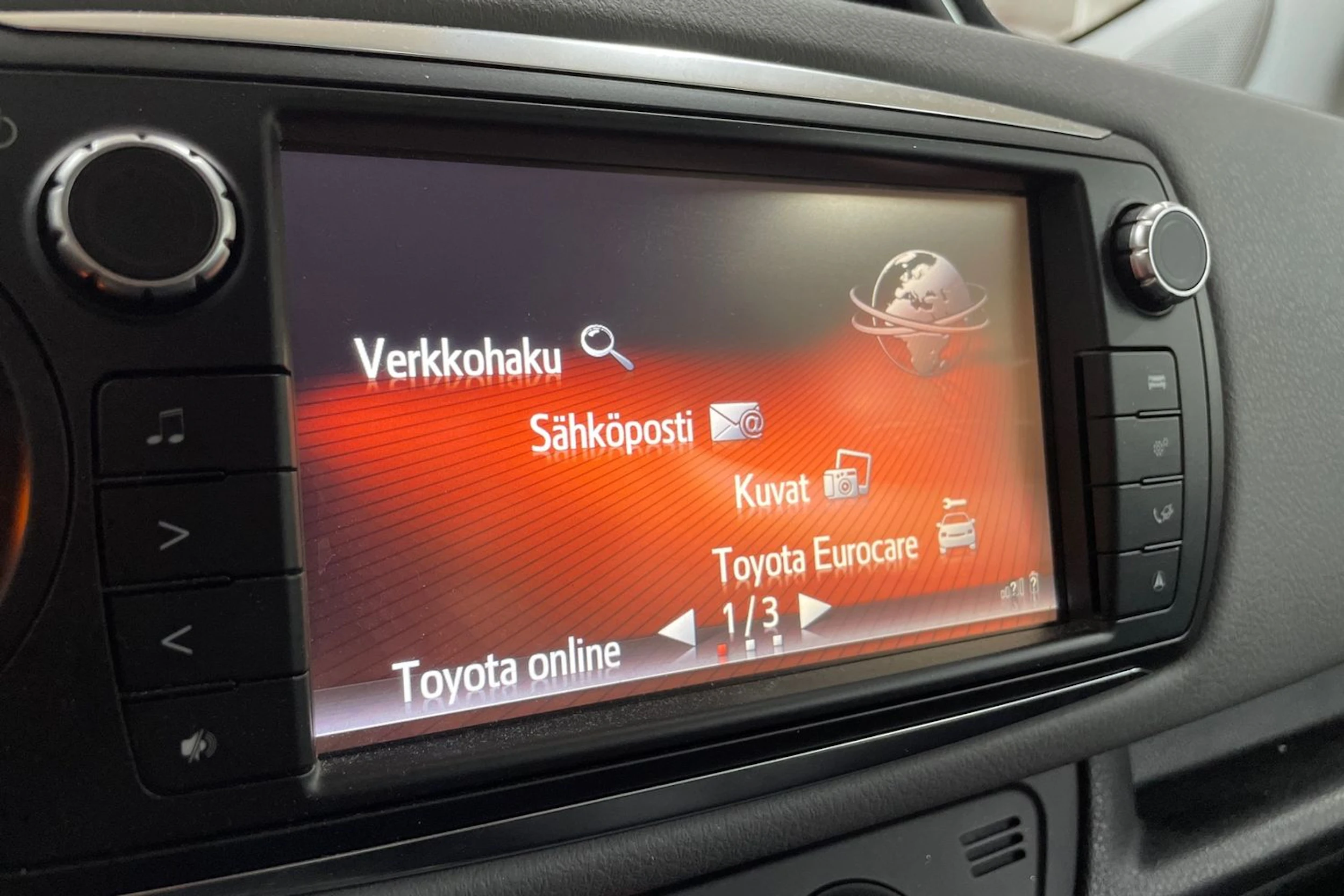 Punainen Toyota Yaris 2015 kuva 14.