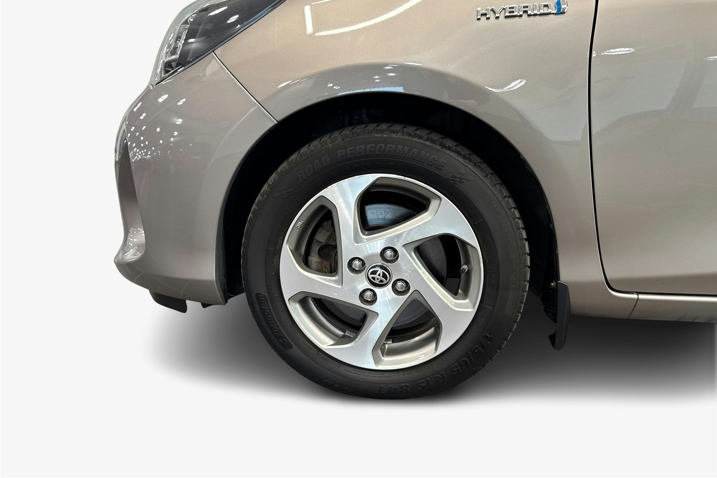 ruskea (beige) Toyota Yaris 2015 kuva 11.