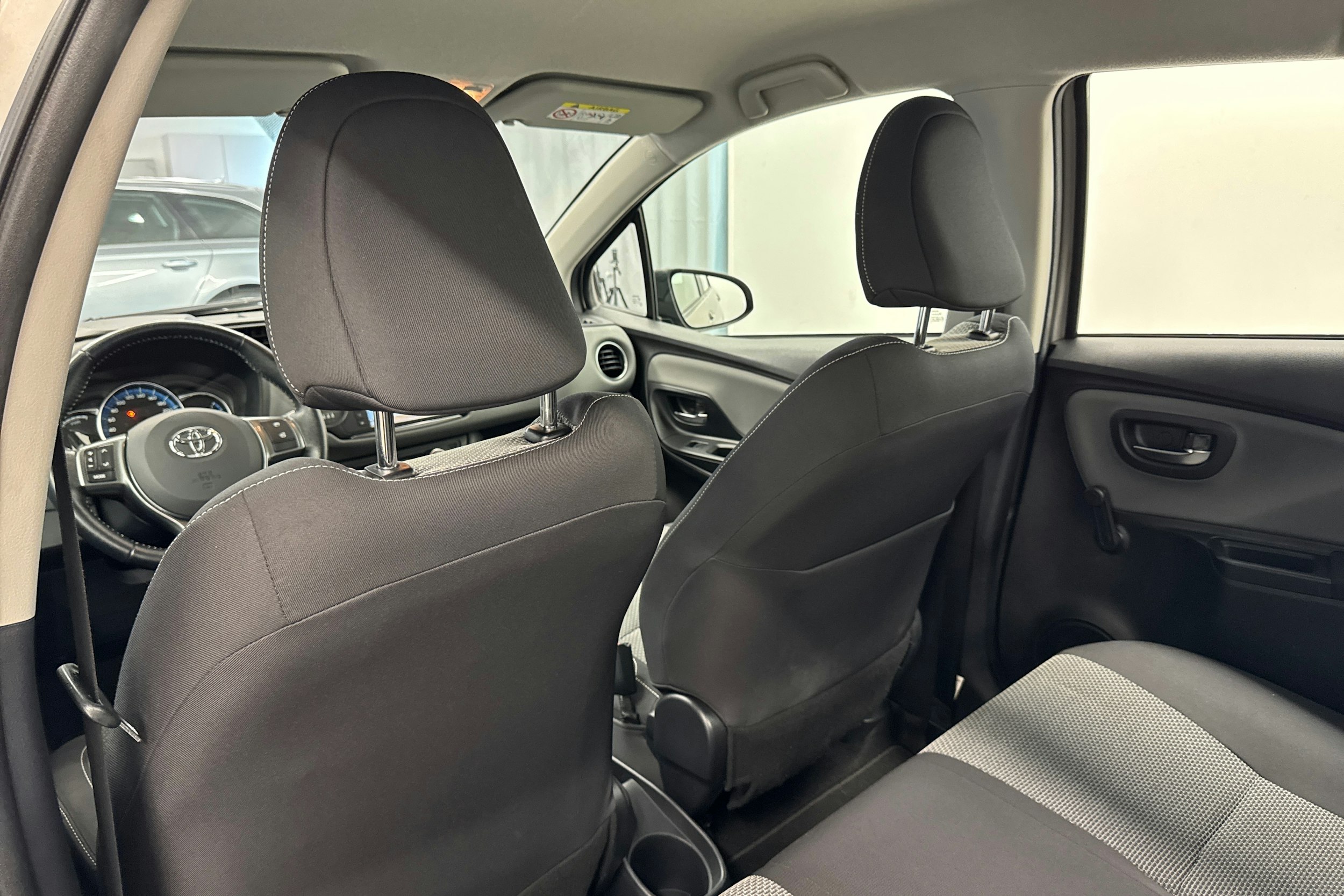 ruskea (beige) Toyota Yaris 2015 kuva 14.