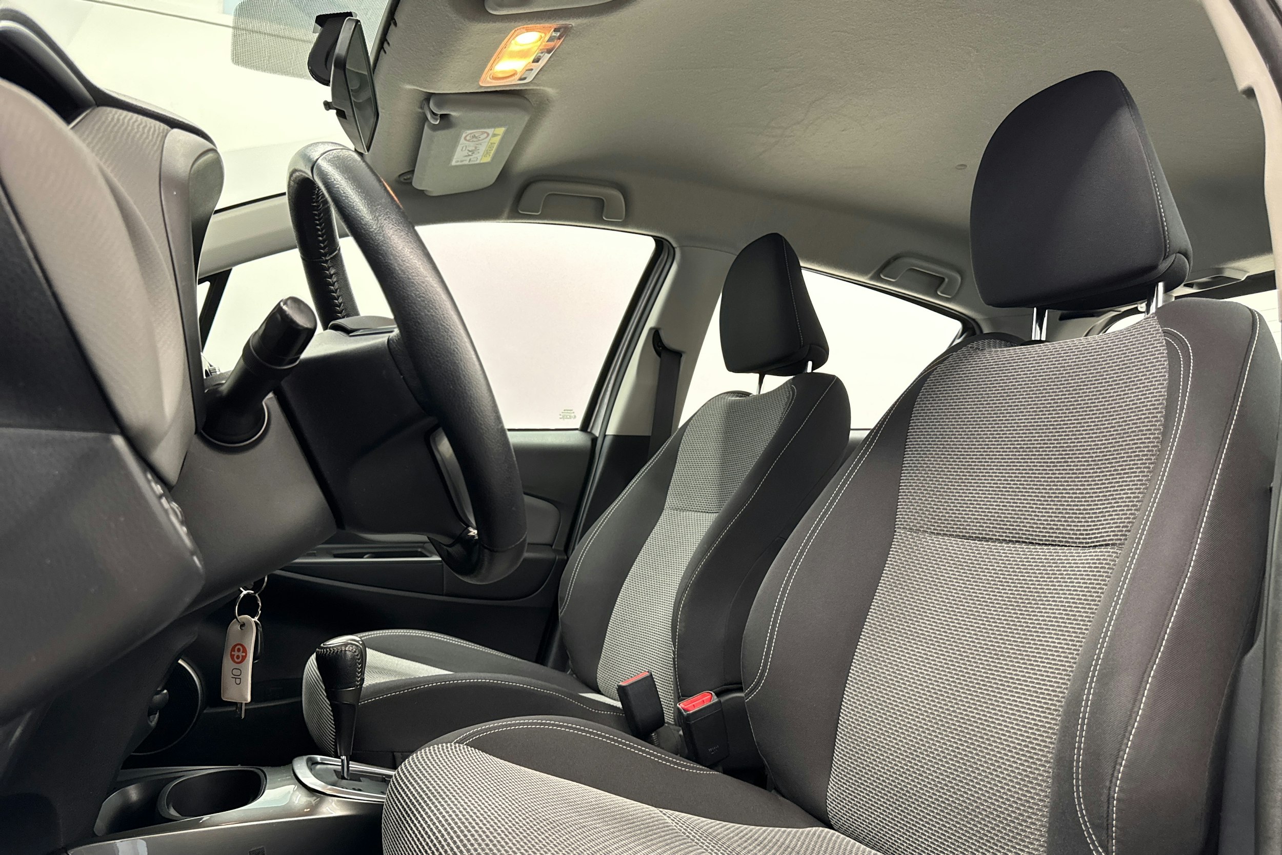 ruskea (beige) Toyota Yaris 2015 kuva 15.