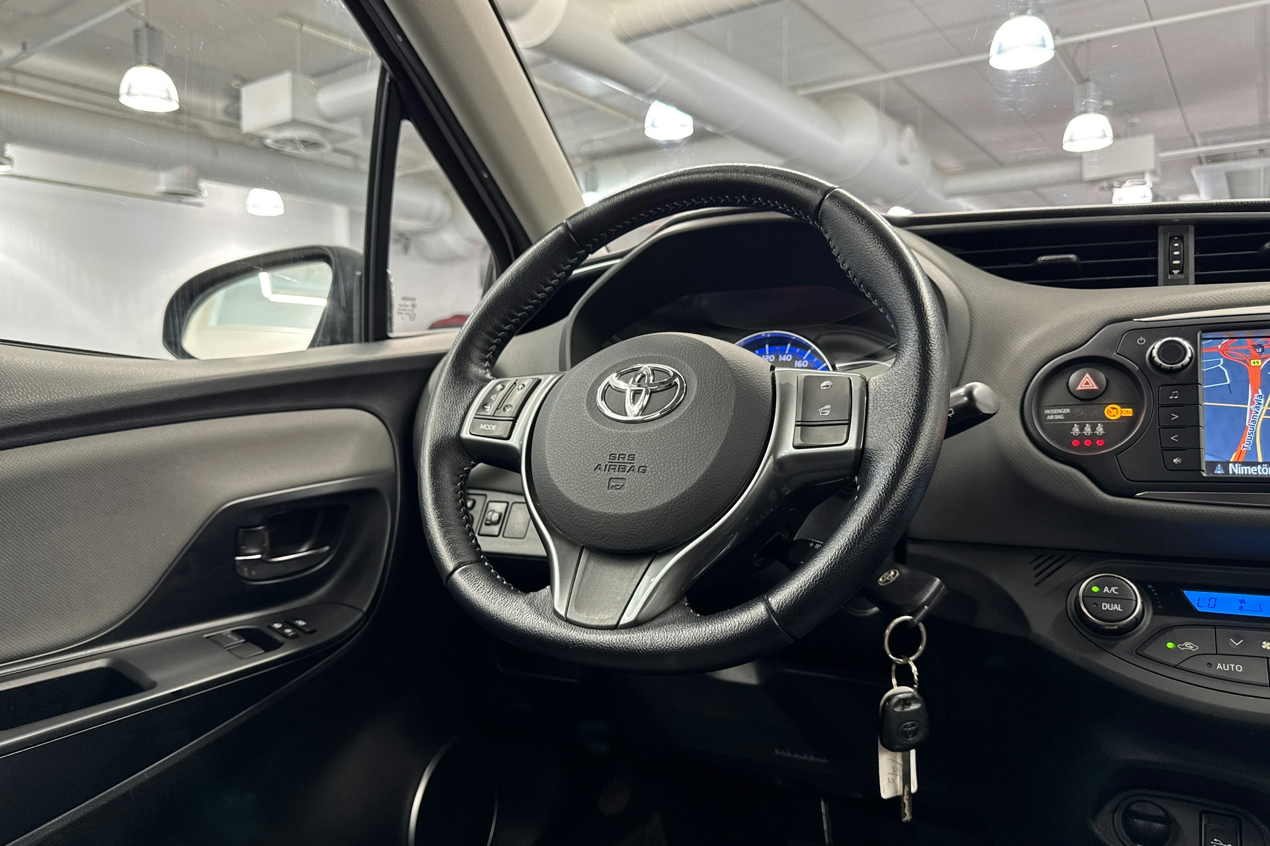 ruskea (beige) Toyota Yaris 2015 kuva 16.