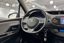 ruskea (beige) Toyota Yaris 2015 kuva 16.