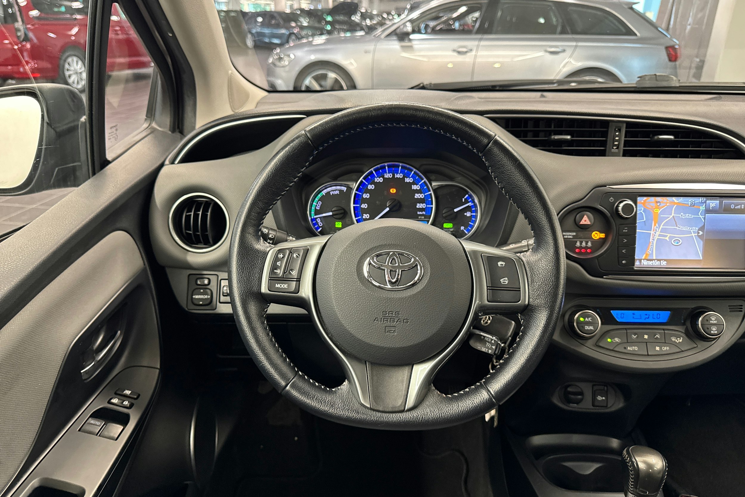 ruskea (beige) Toyota Yaris 2015 kuva 17.