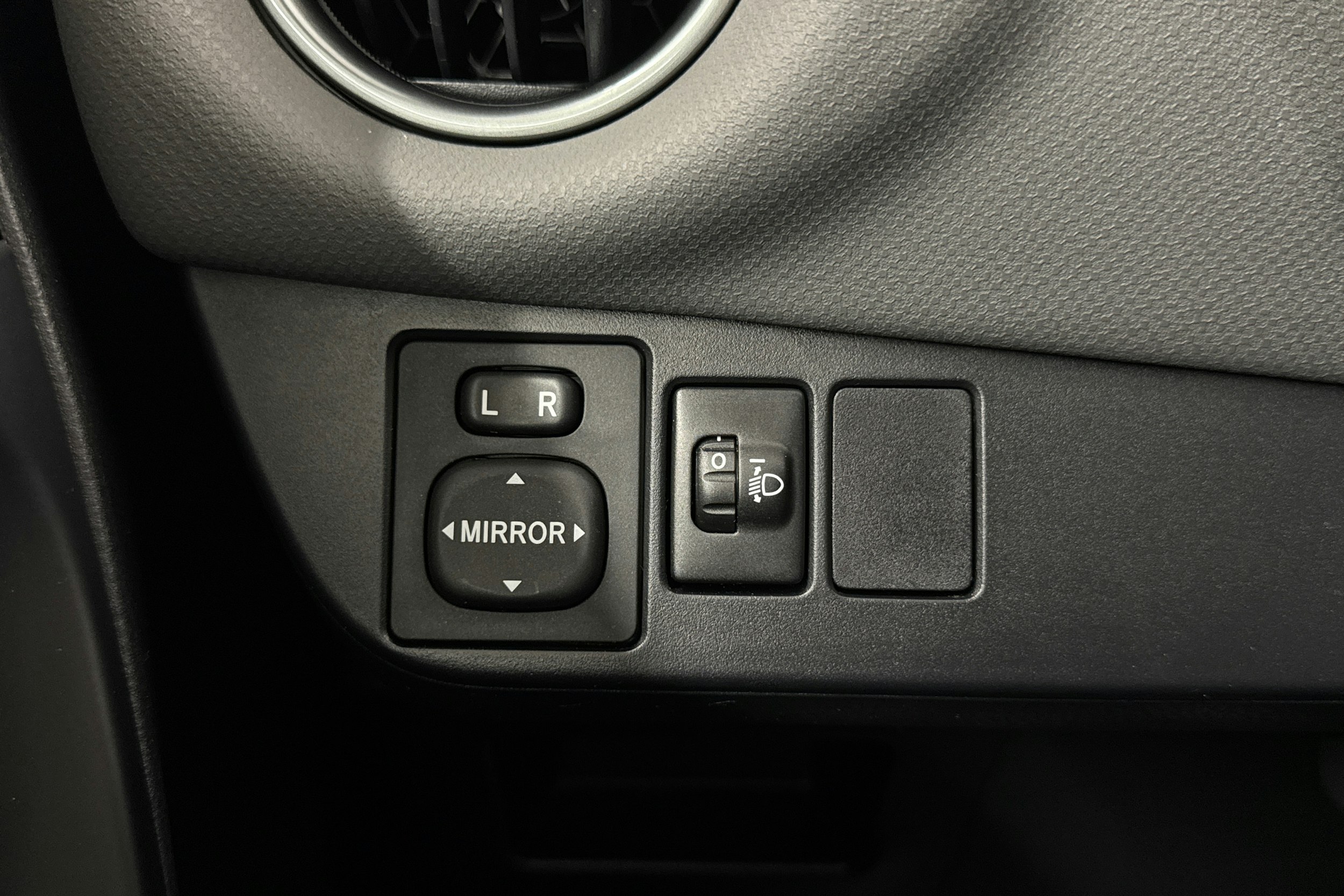 ruskea (beige) Toyota Yaris 2015 kuva 23.
