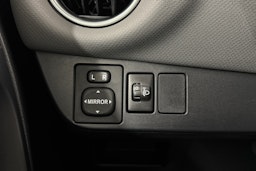ruskea (beige) Toyota Yaris 2015 kuva 23.