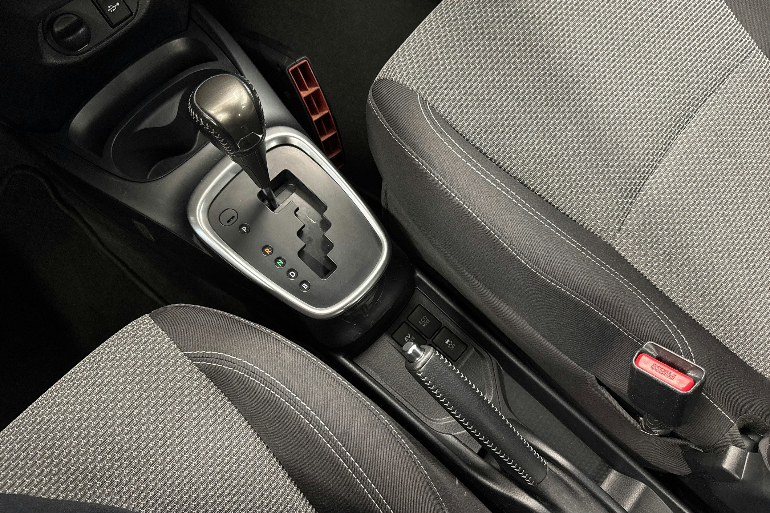 ruskea (beige) Toyota Yaris 2015 kuva 25.