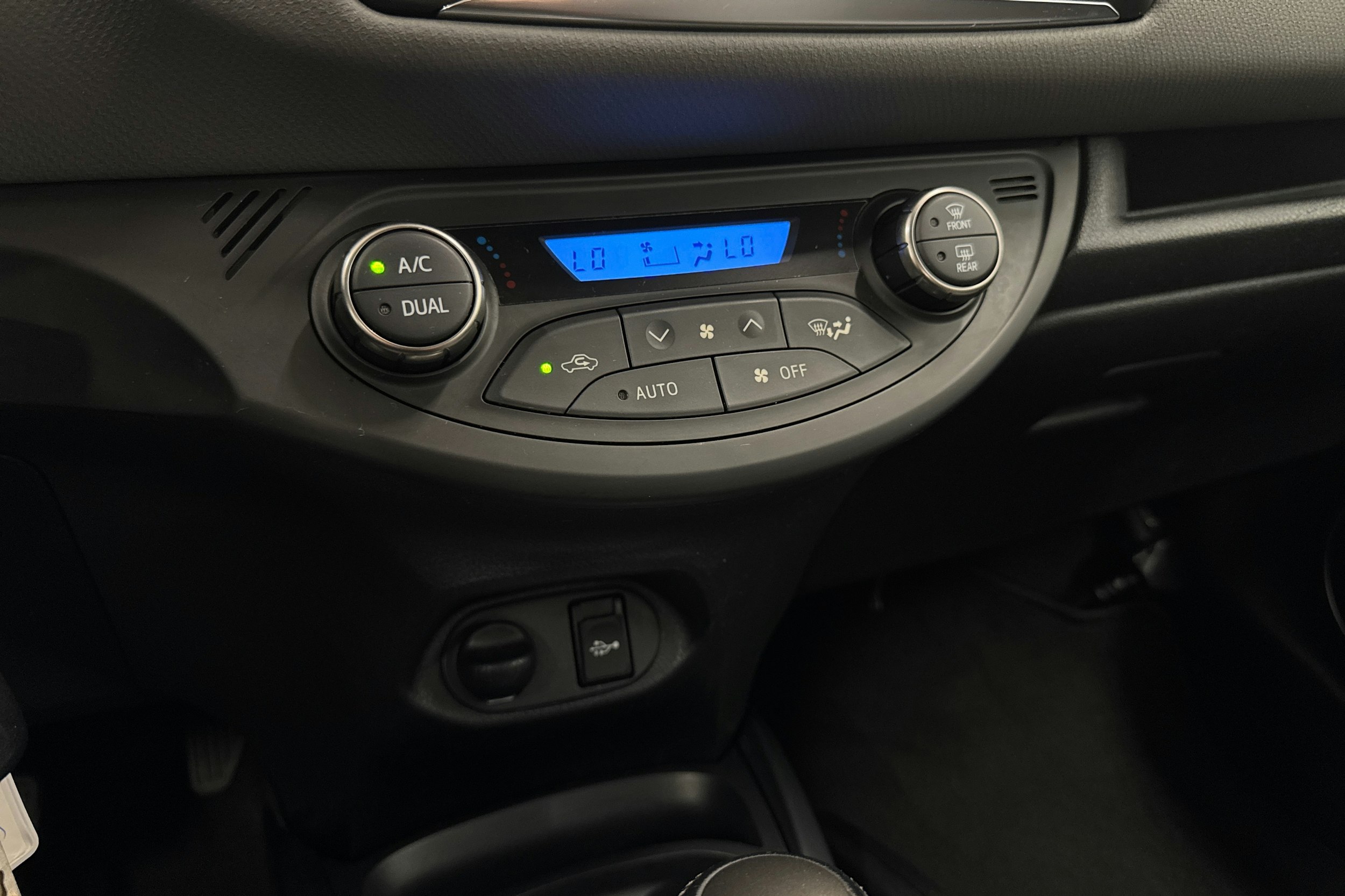 ruskea (beige) Toyota Yaris 2015 kuva 26.