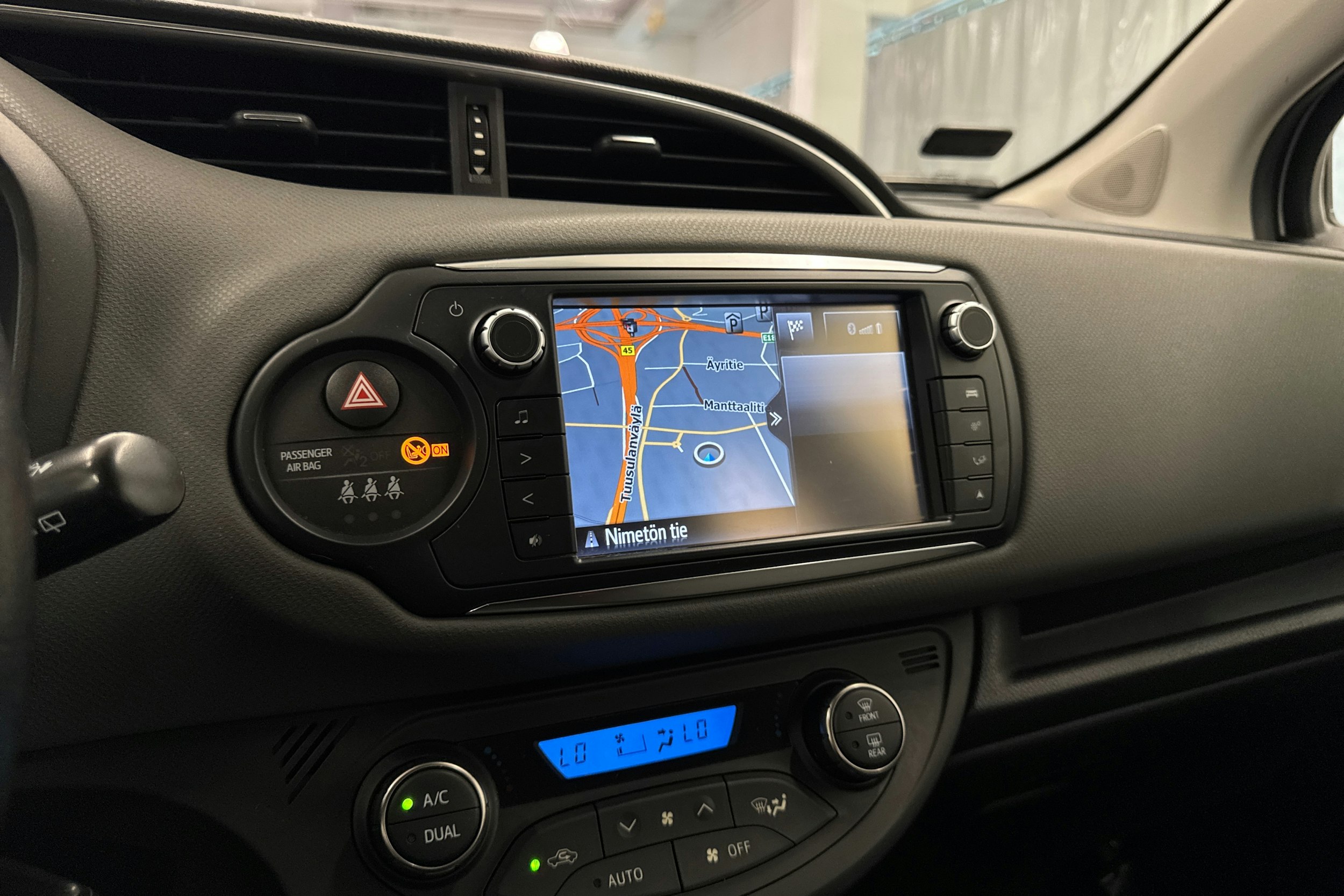 ruskea (beige) Toyota Yaris 2015 kuva 27.