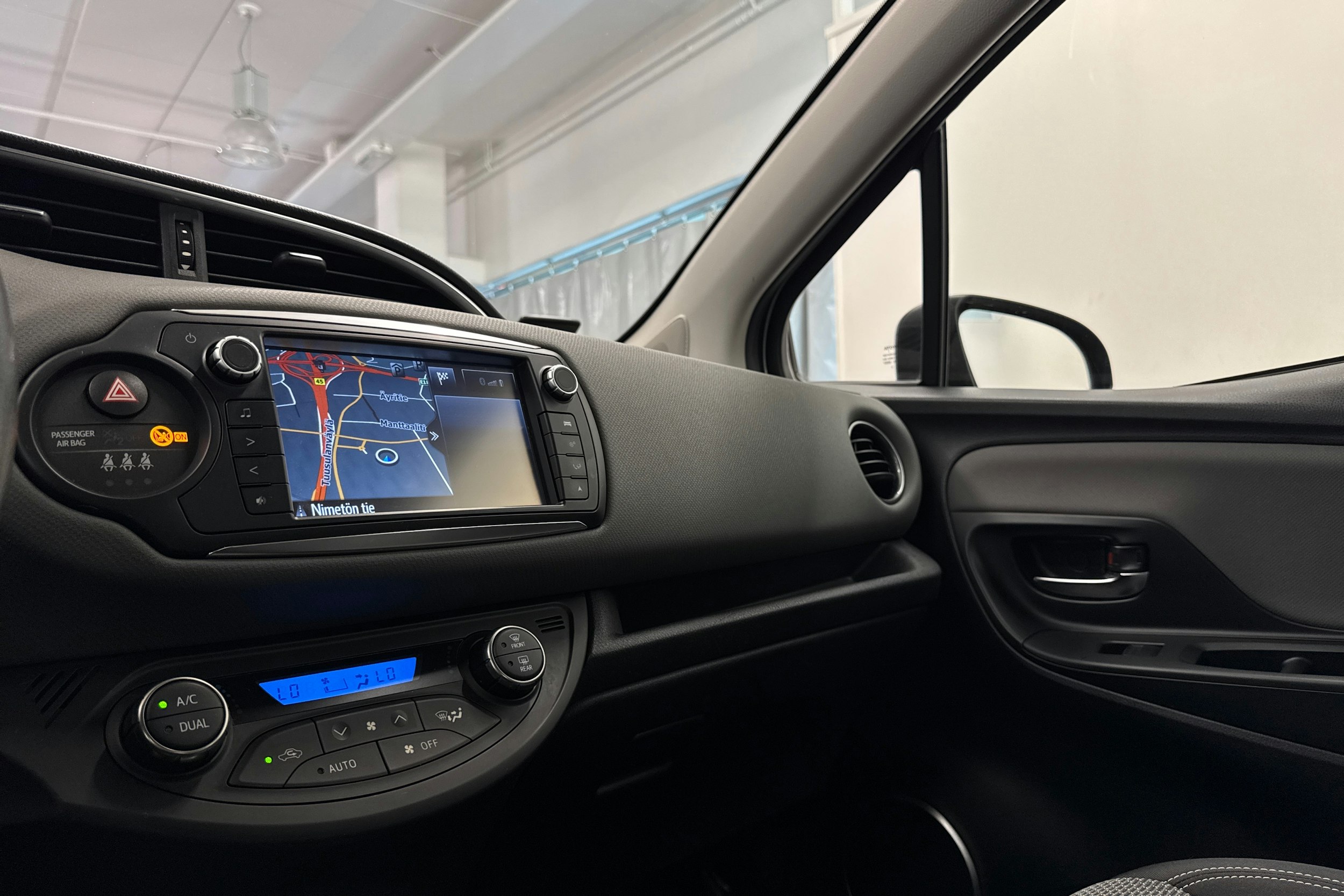 ruskea (beige) Toyota Yaris 2015 kuva 28.