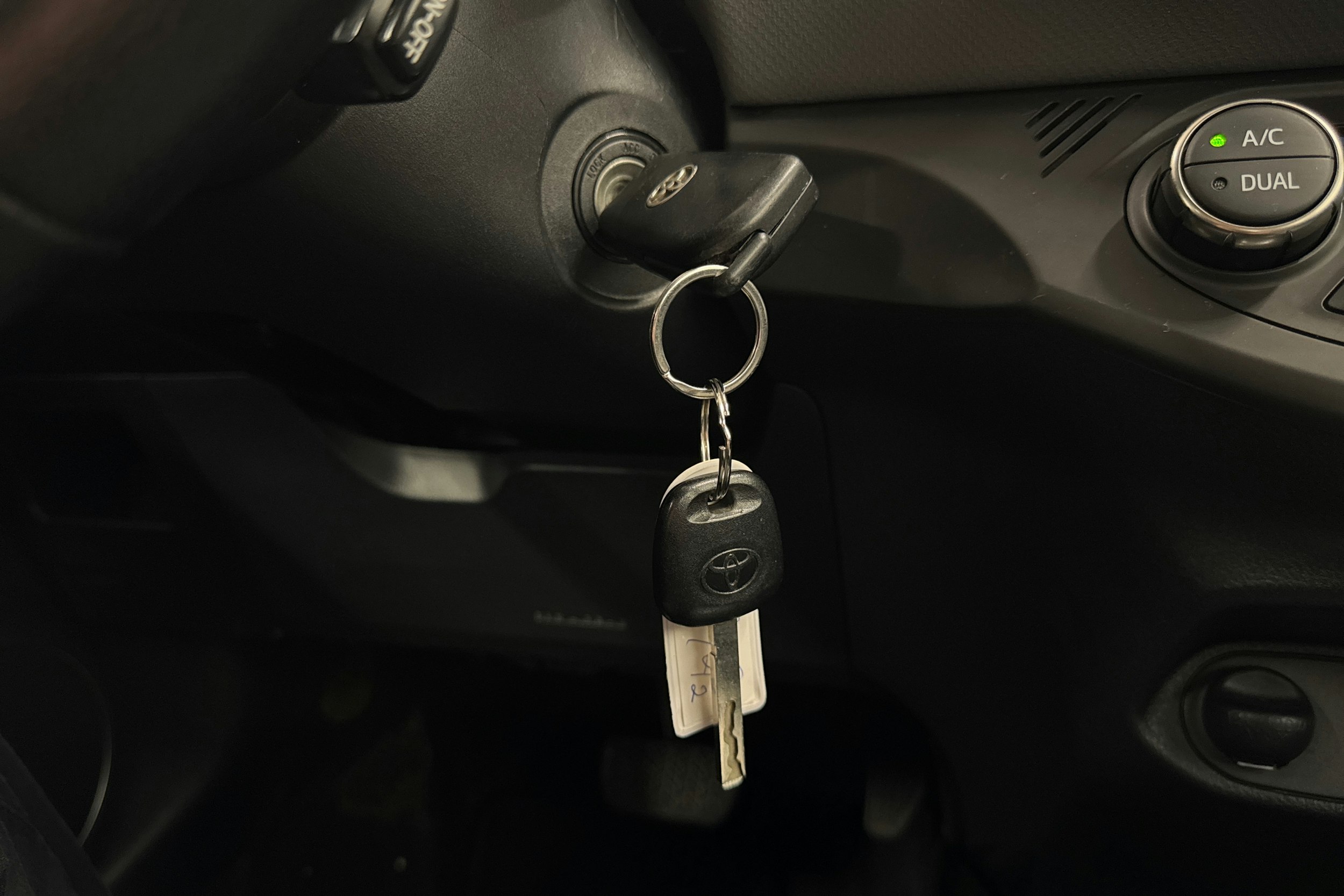 ruskea (beige) Toyota Yaris 2015 kuva 30.