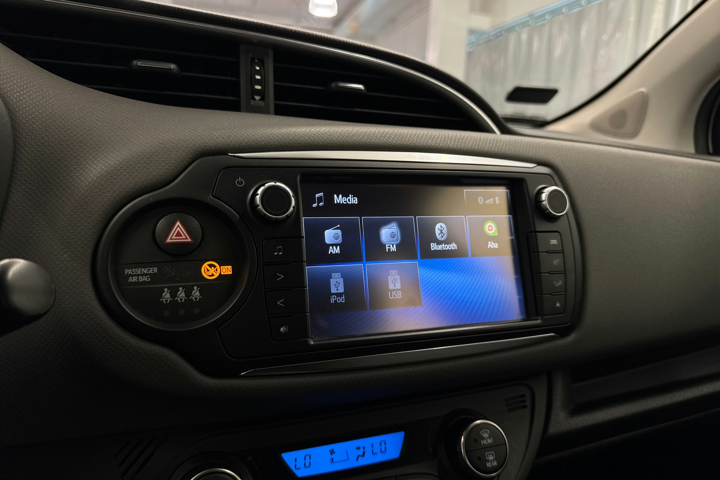 ruskea (beige) Toyota Yaris 2015 kuva 33.