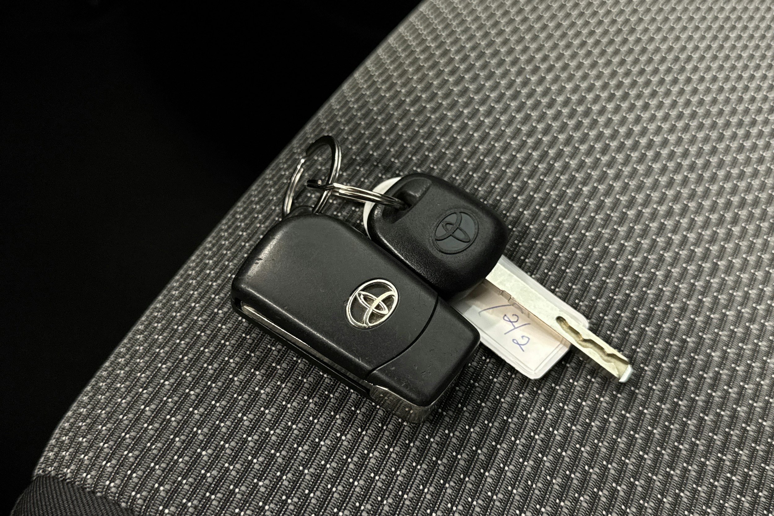 ruskea (beige) Toyota Yaris 2015 kuva 37.