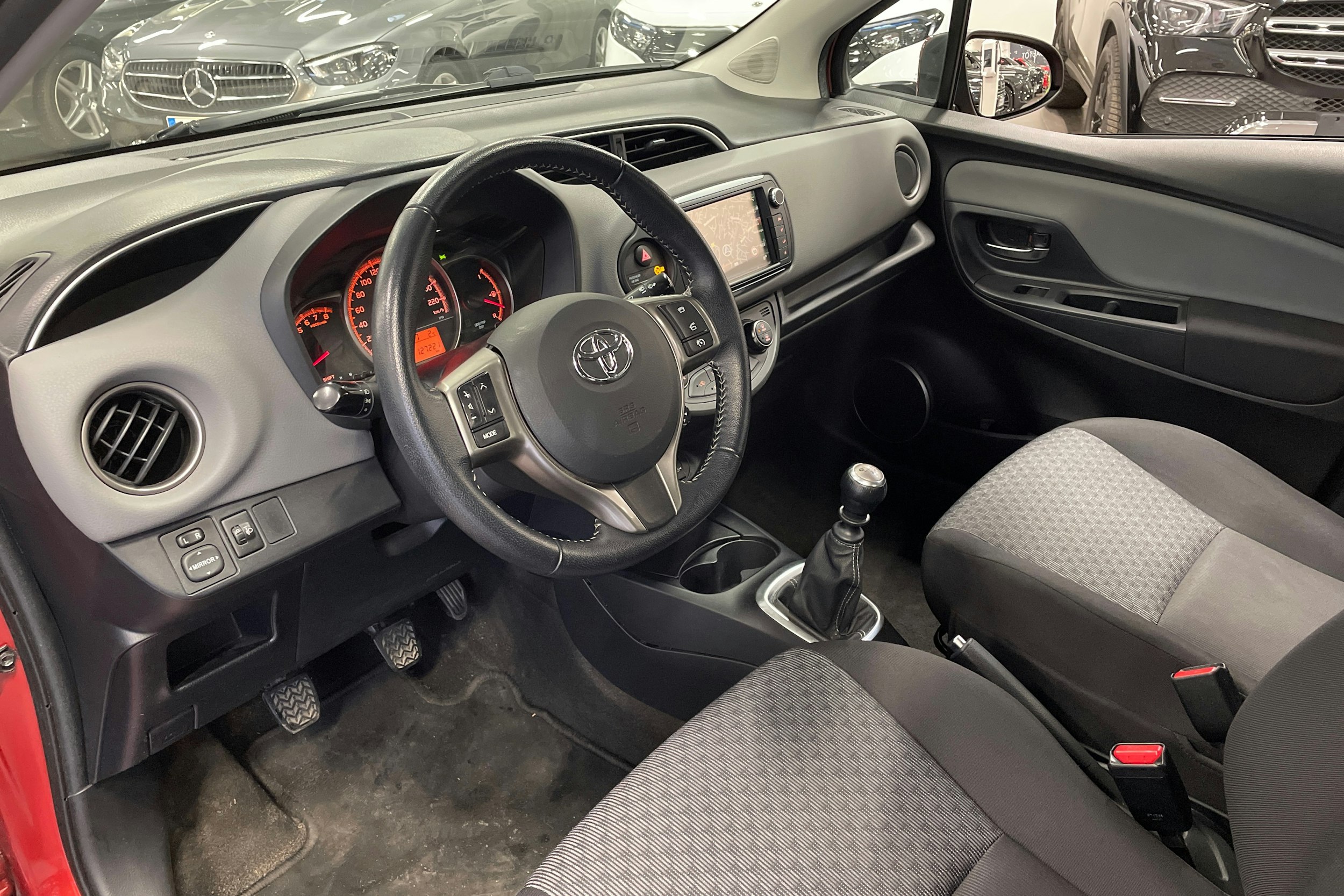 Punainen Toyota Yaris 2015 kuva 6.