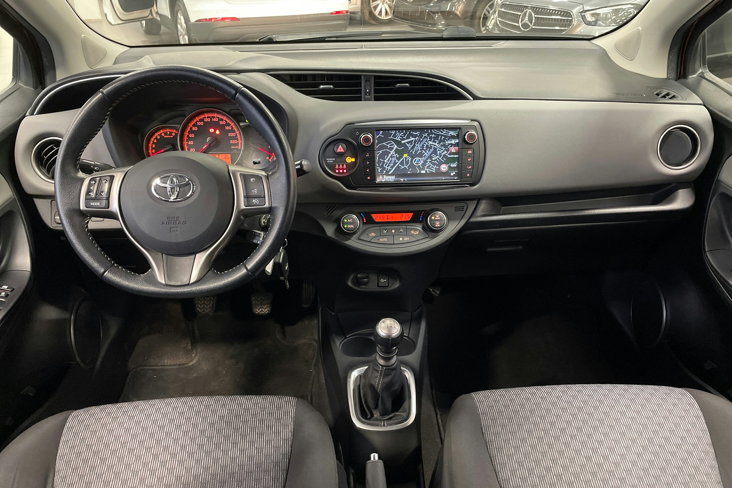 Punainen Toyota Yaris 2015 kuva 7.